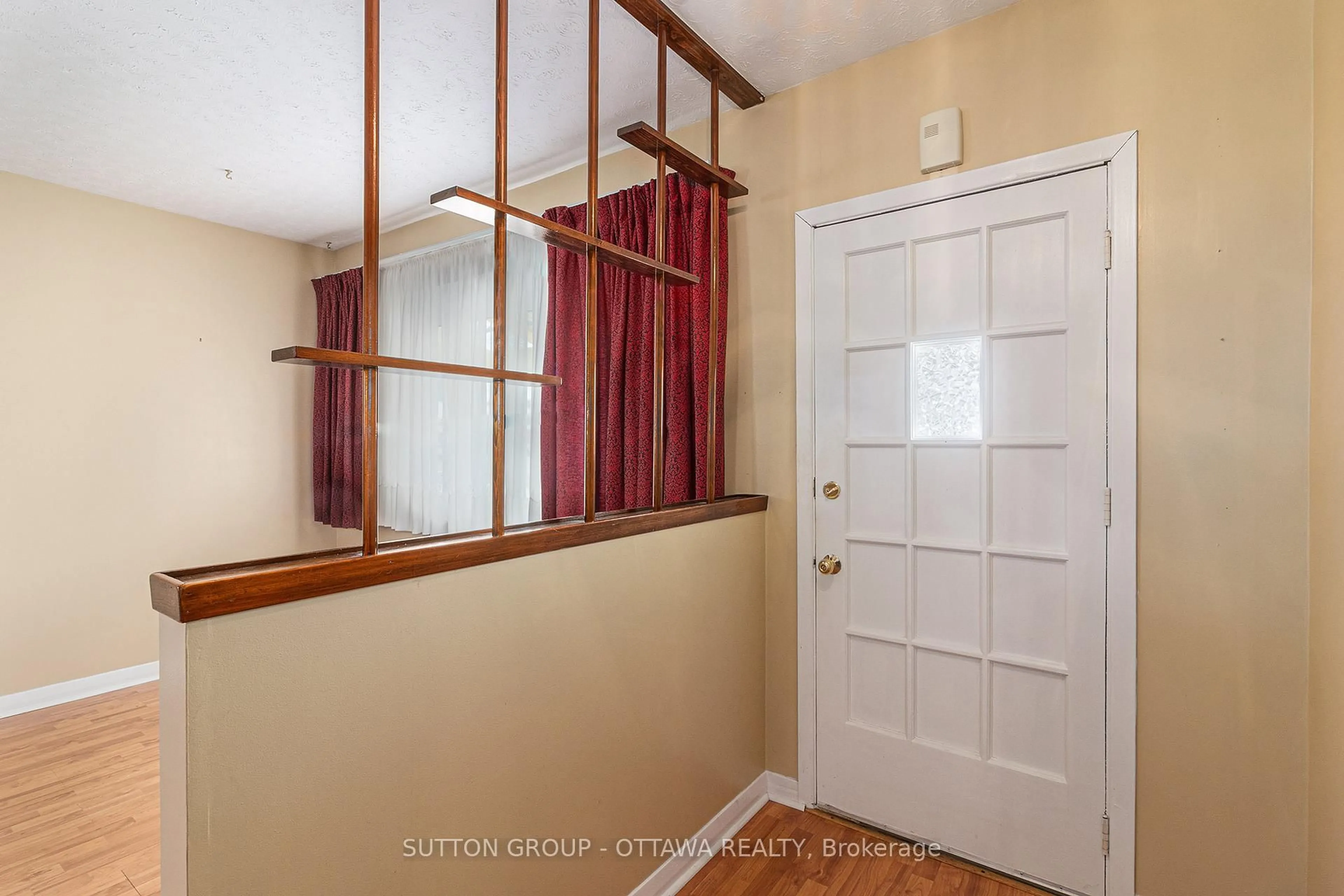 Indoor entryway for 1341 Raven Ave, Ottawa Ontario K1Z 7Y3