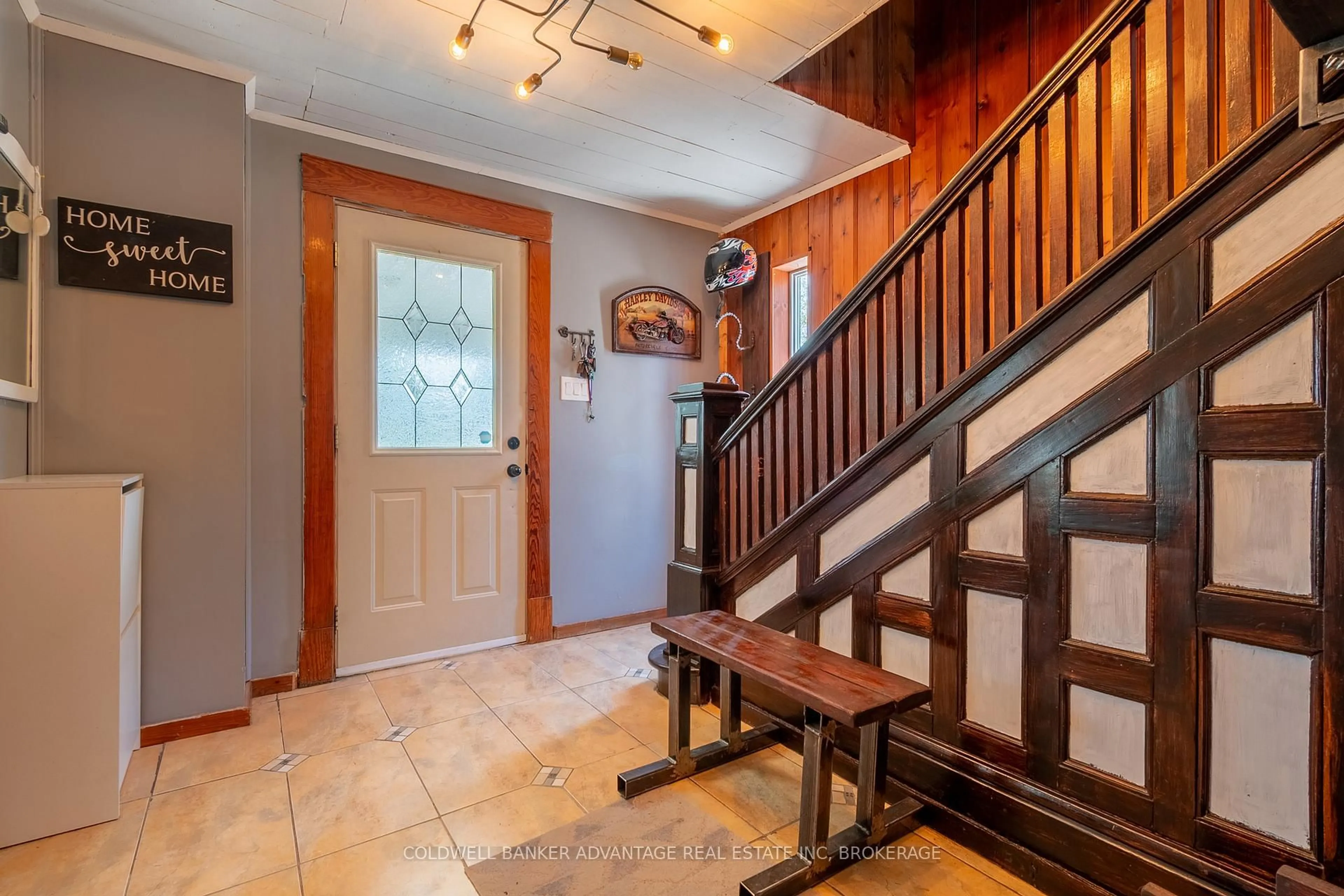 Indoor foyer for 17 Port Robinson Rd, Pelham Ontario L0S 1E0