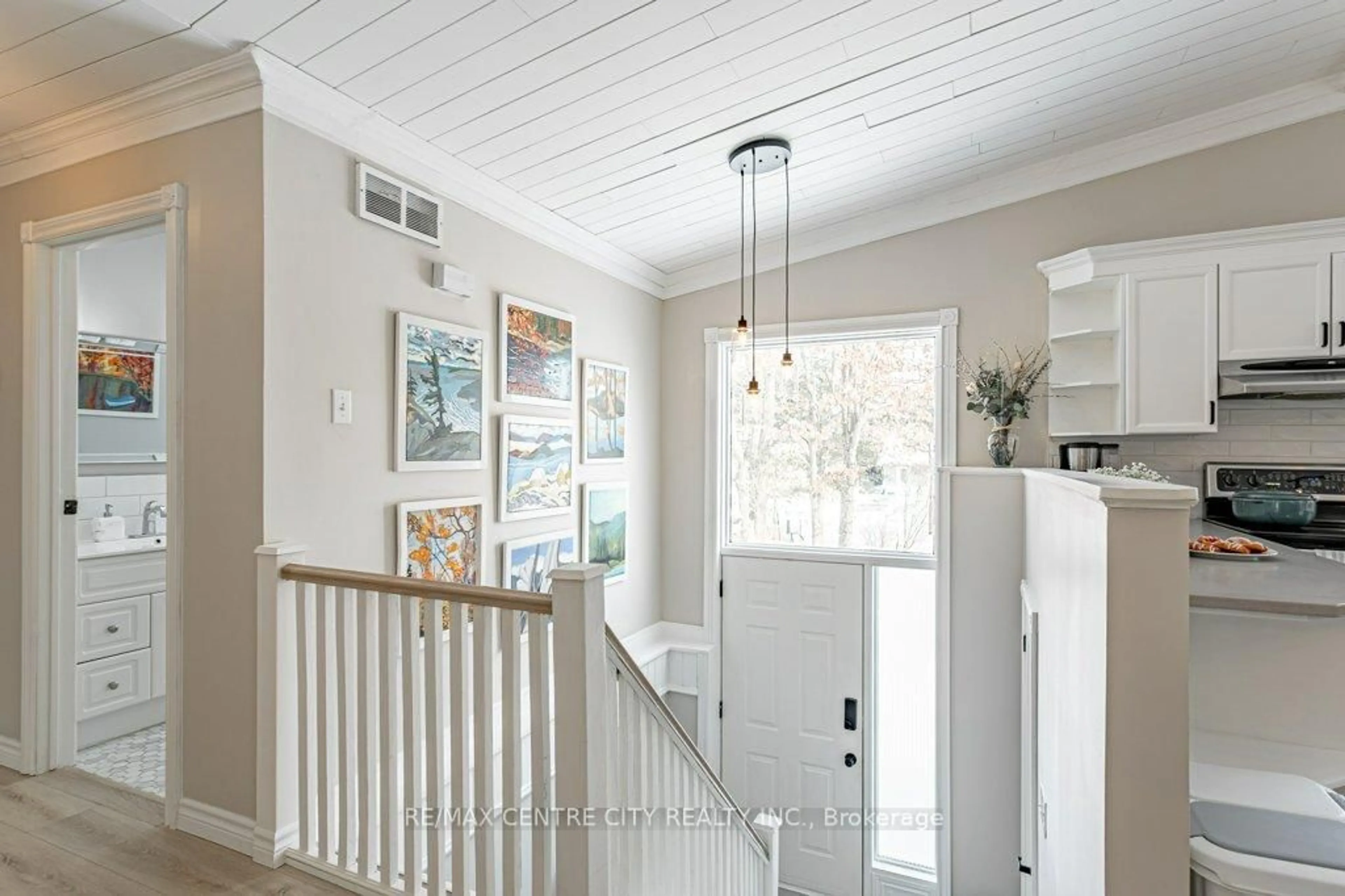 Indoor entryway for 10161 Andrea St, Lambton Shores Ontario N0M 2L0