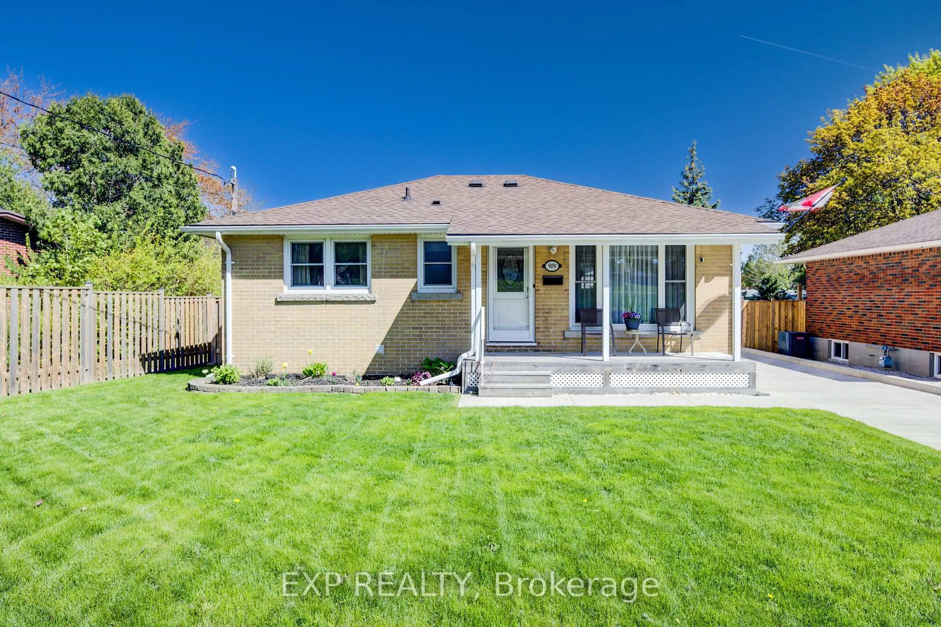 Home with vinyl exterior material, street for 909 Cromwell St, Woodstock Ontario N4S 5B4