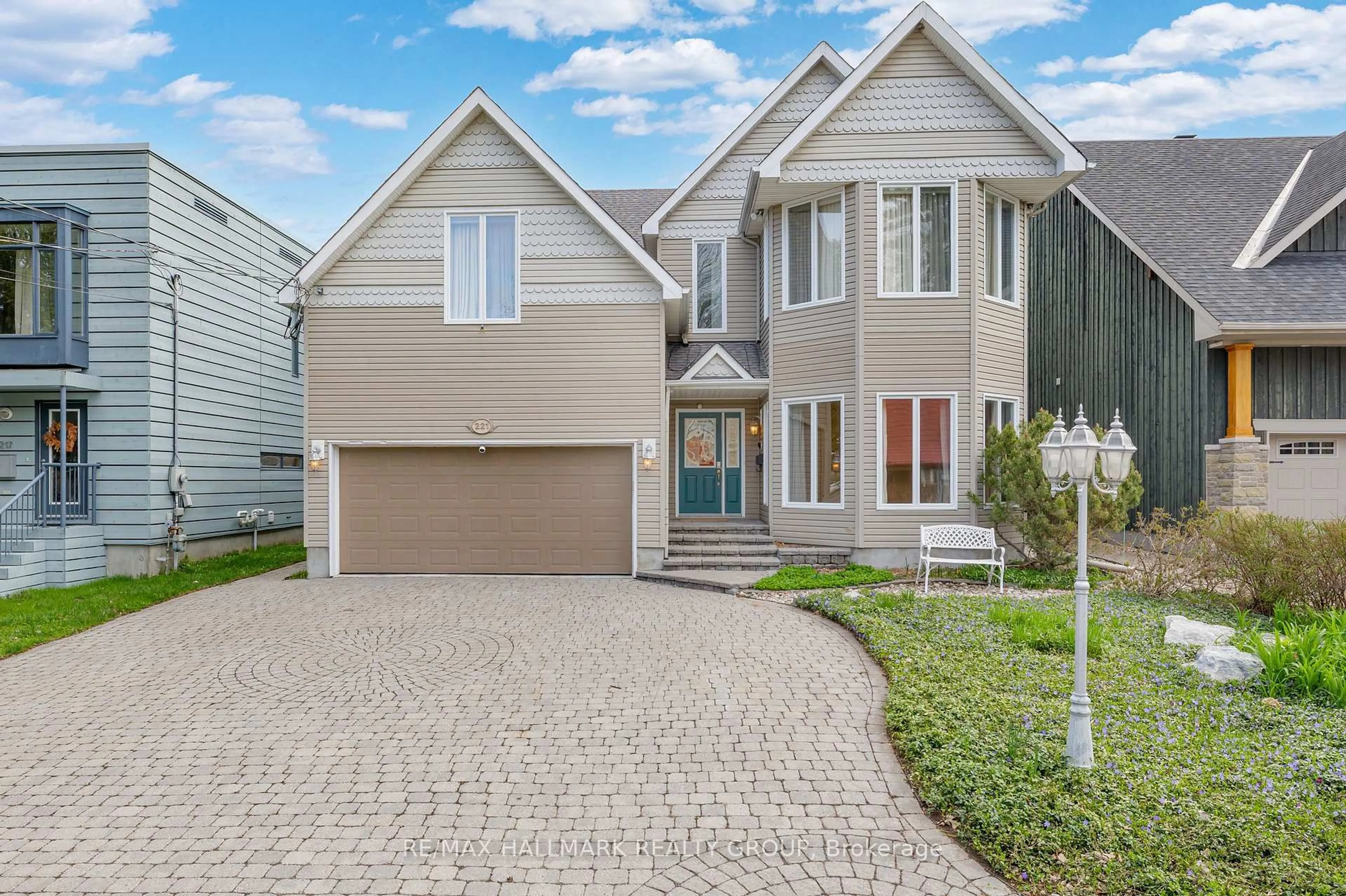 Home with vinyl exterior material, street for 221 Bradford St, Ottawa Ontario K2B 5Z5