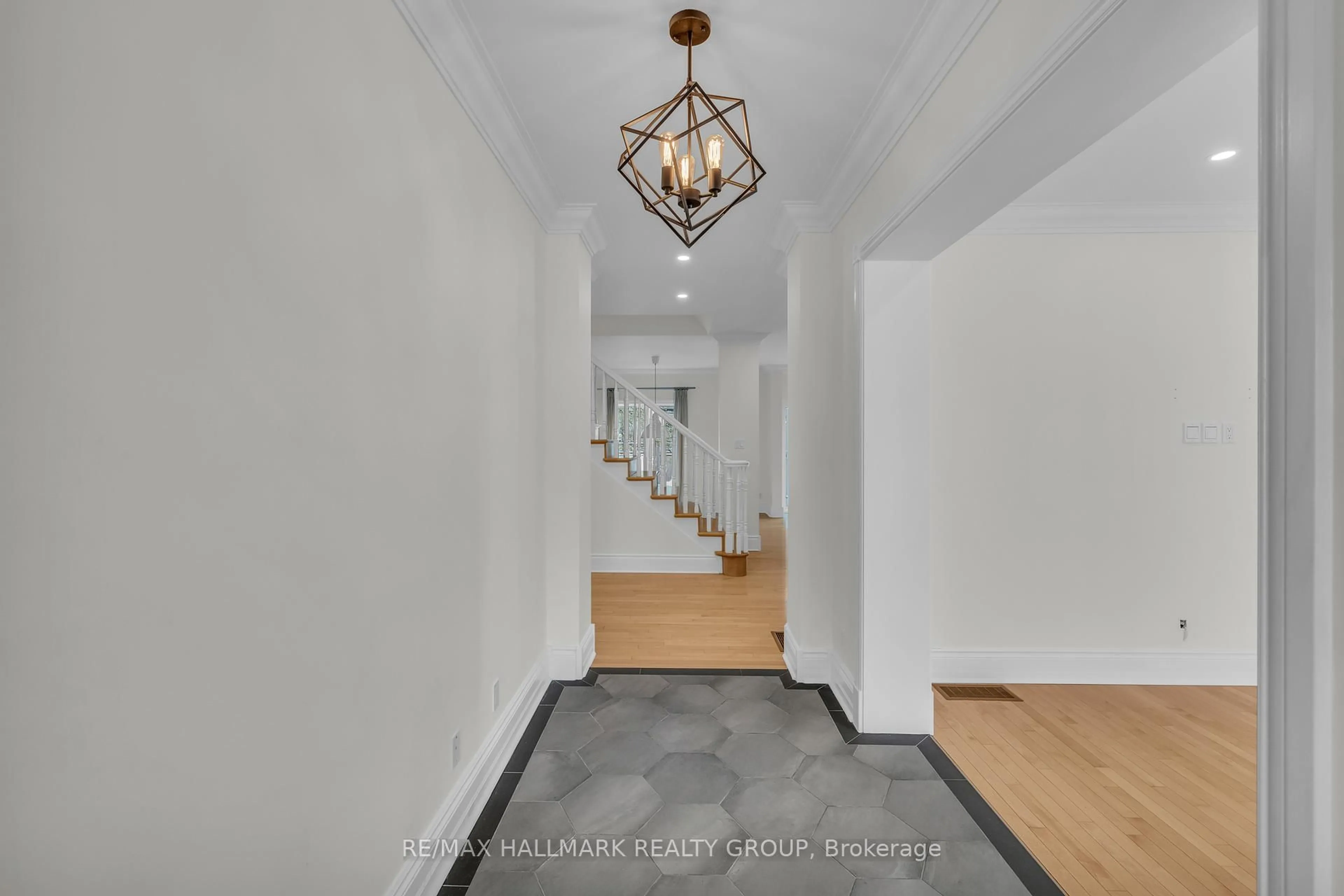 Indoor entryway for 221 Bradford St, Ottawa Ontario K2B 5Z5