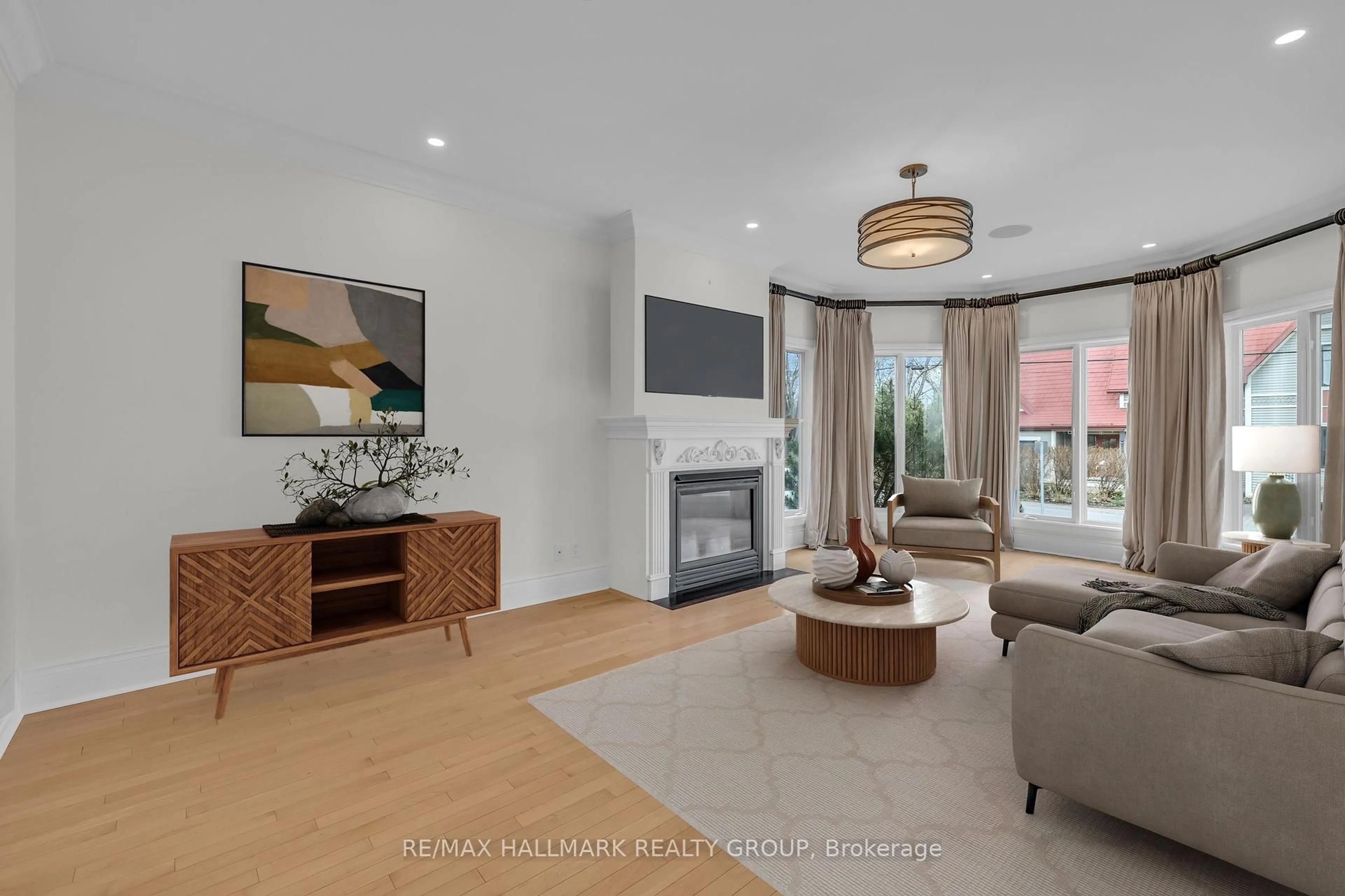 Living room with furniture, unknown for 221 Bradford St, Ottawa Ontario K2B 5Z5