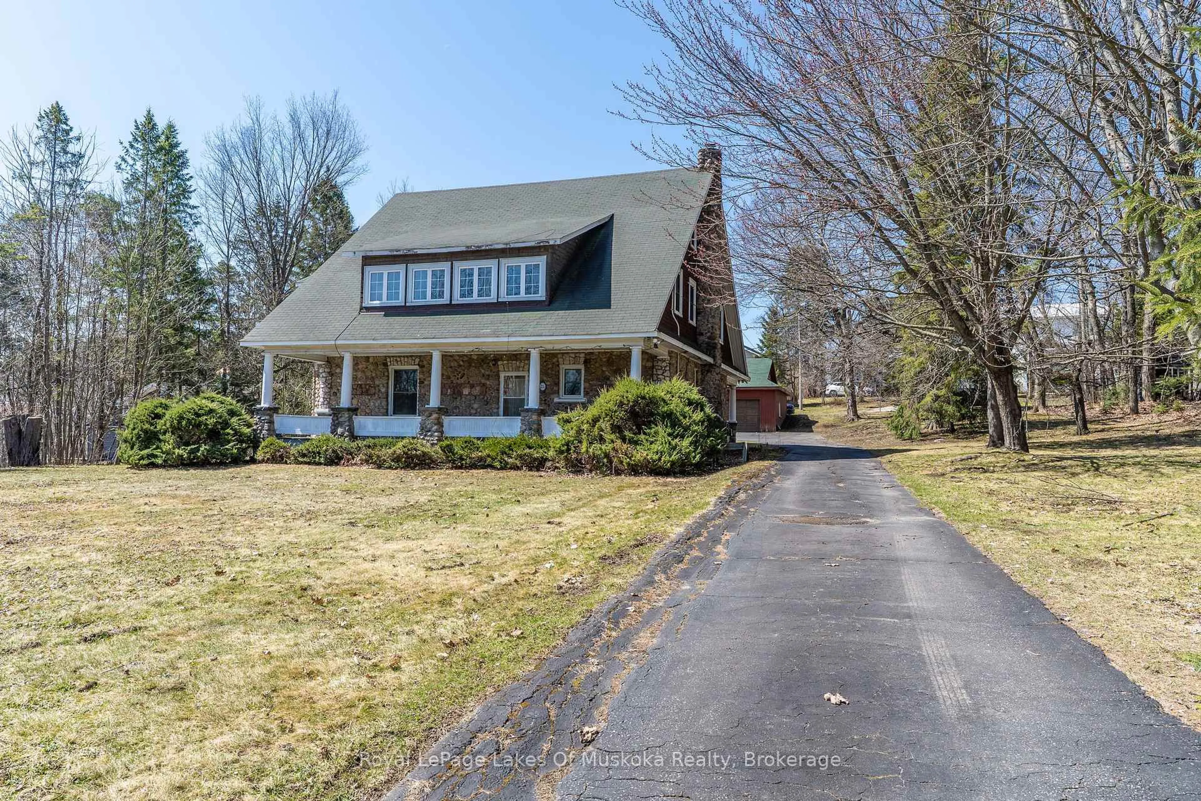 A pic from outside/outdoor area/front of a property/back of a property/a pic from drone, street for 21 King St, Huntsville Ontario P1H 1X6