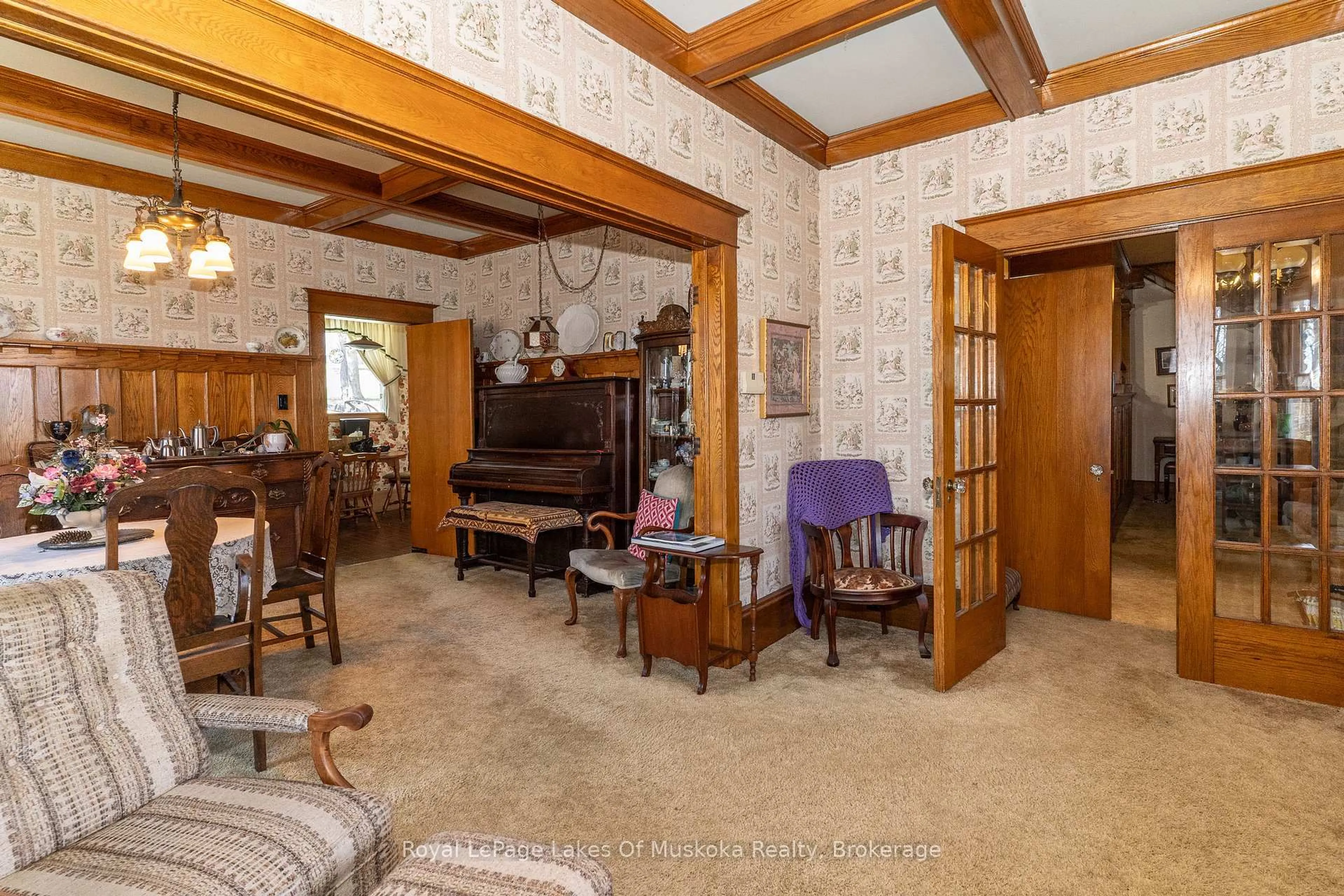 Indoor foyer for 21 King St, Huntsville Ontario P1H 1X6