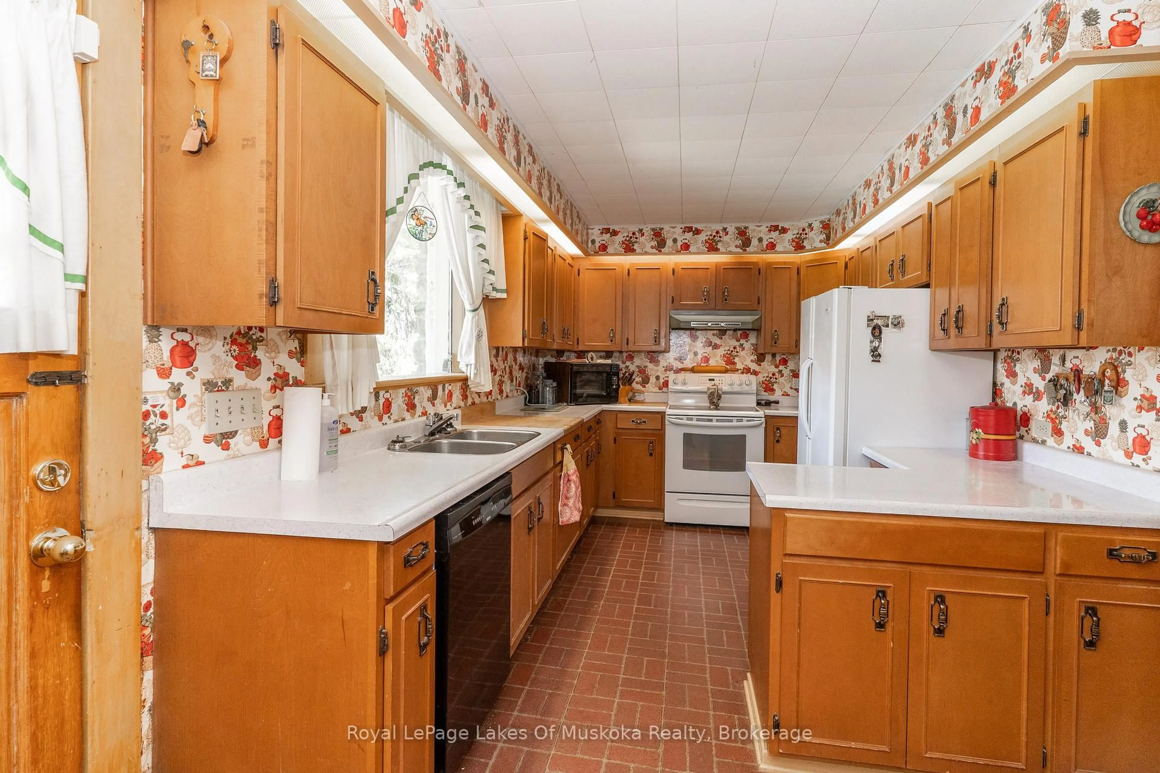 Standard kitchen, ceramic/tile floor for 21 King St, Huntsville Ontario P1H 1X6