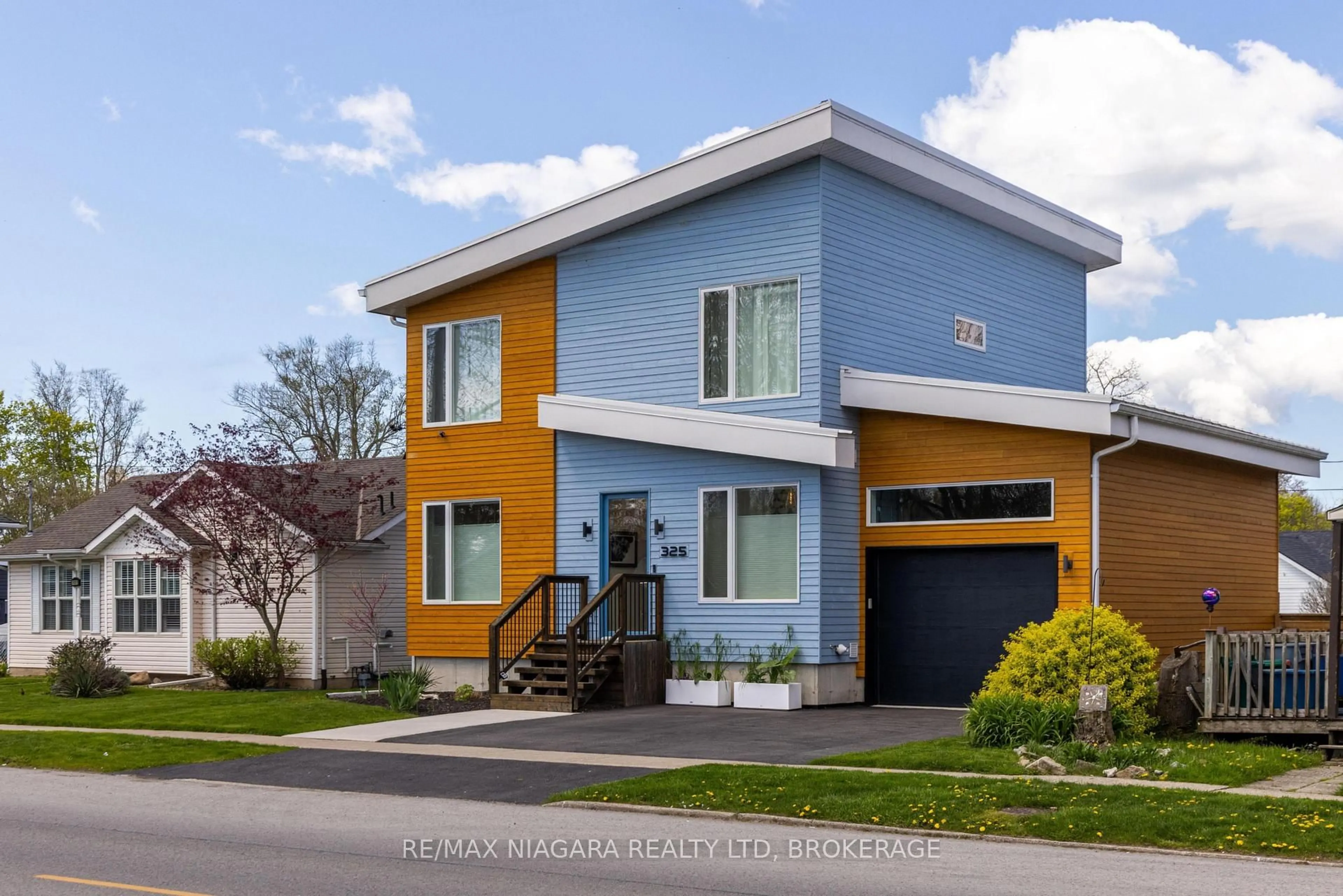 Home with vinyl exterior material, street for 325 Ridgeway Rd, Fort Erie Ontario L0S 1B0