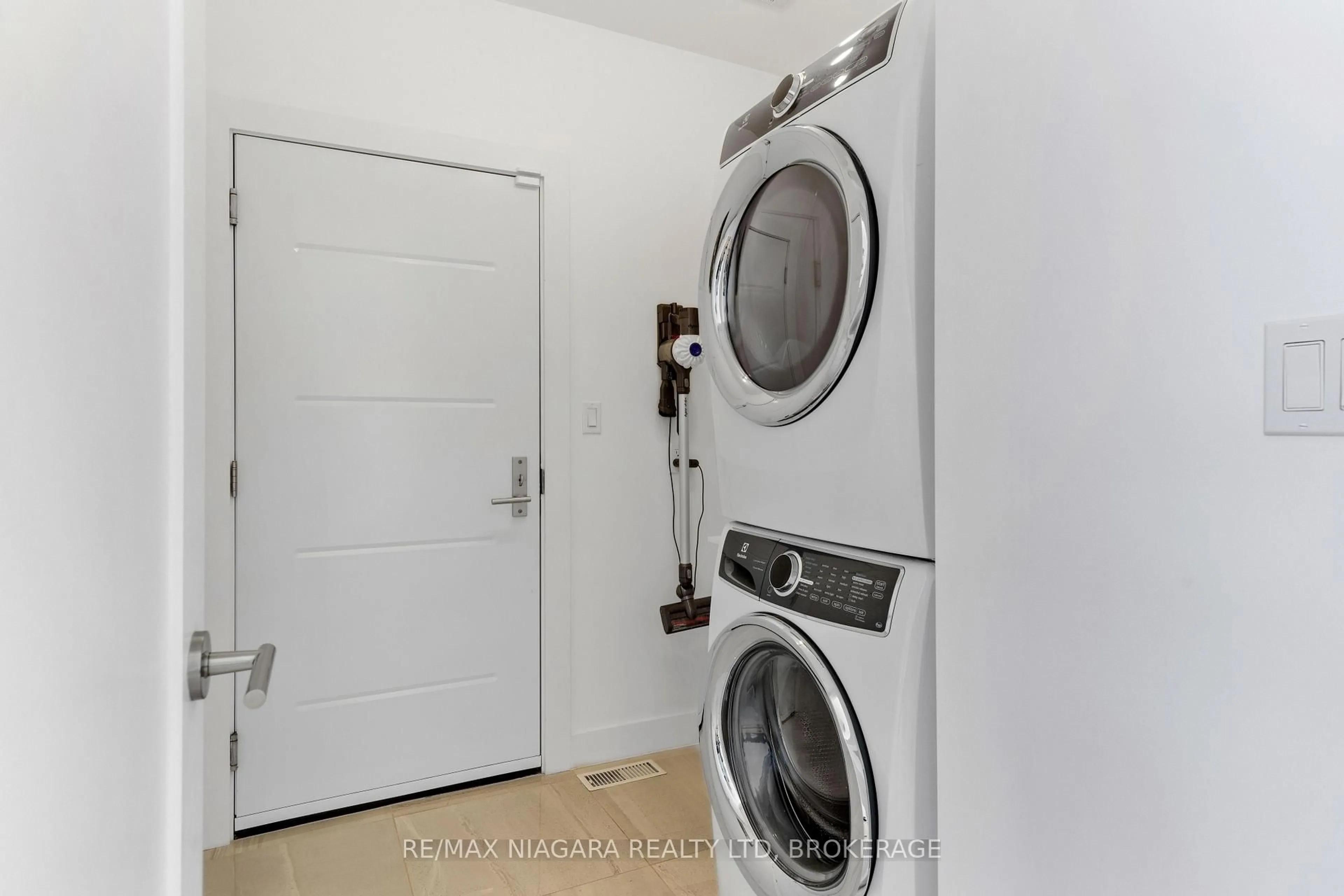 Laundry room for 325 Ridgeway Rd, Fort Erie Ontario L0S 1B0