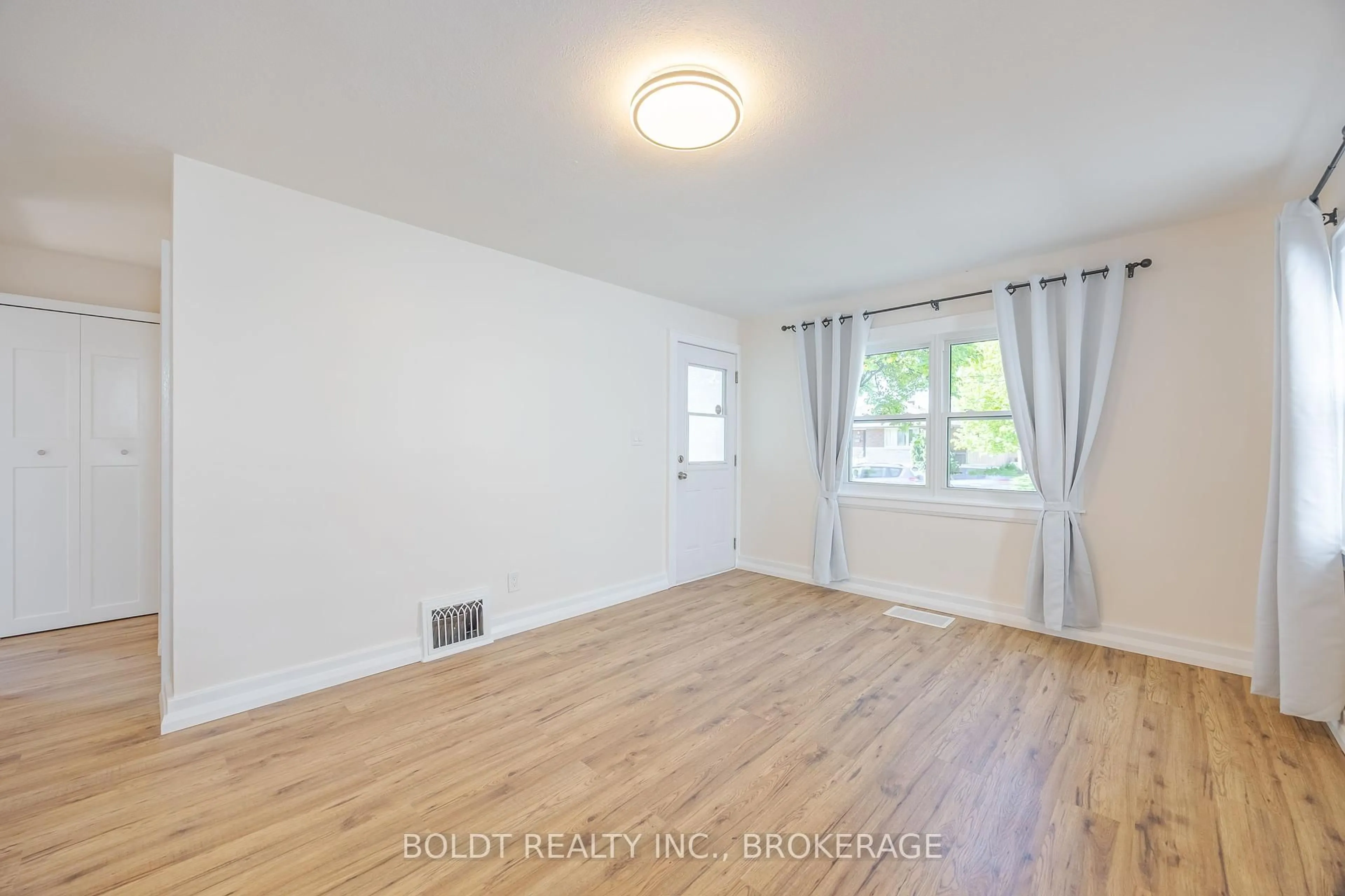 A pic of a room for 336 Carlton St, St. Catharines Ontario L2N 1C4