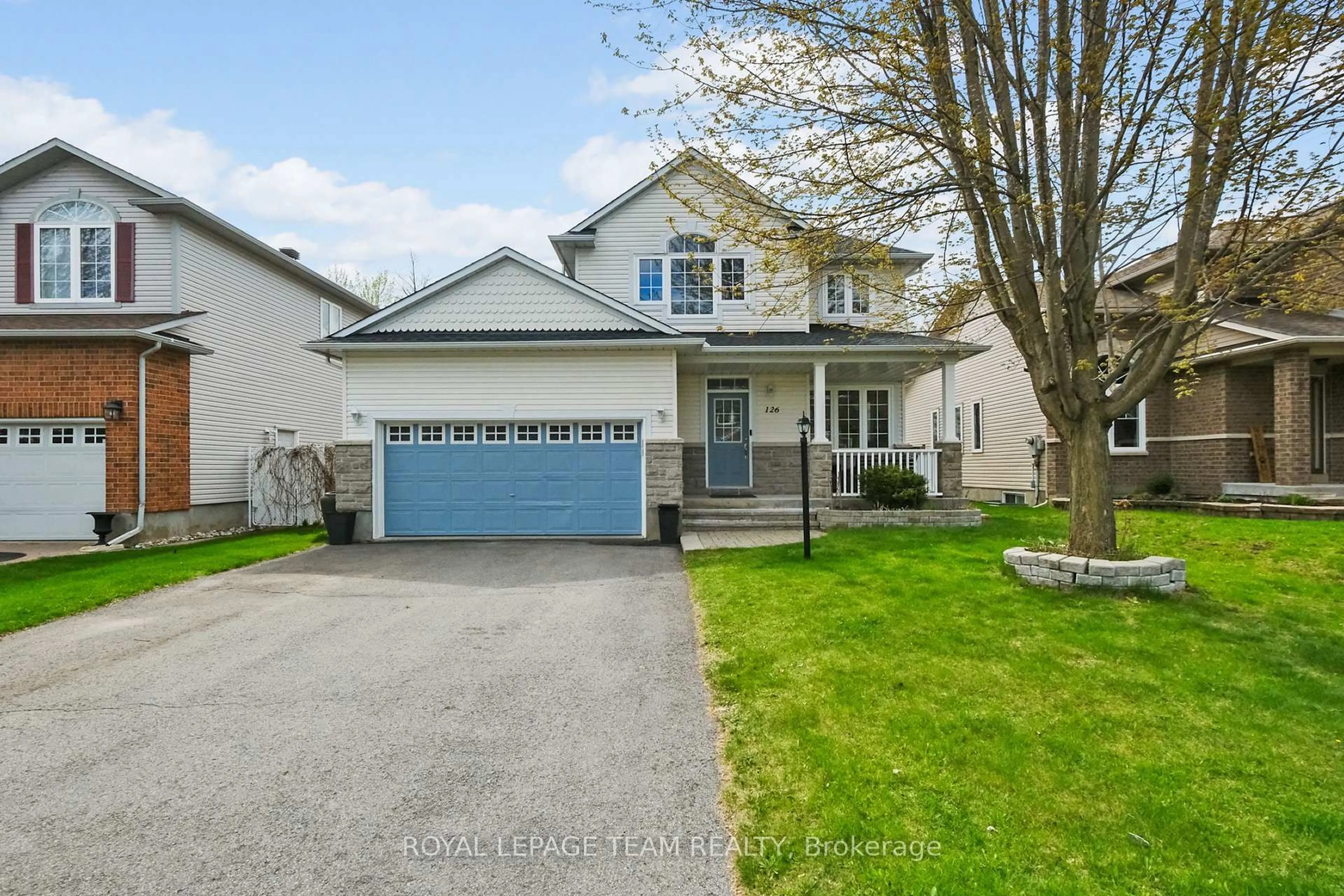 Home with vinyl exterior material, street for 126 ARROWWOOD Dr, Stittsville Ontario K2S 2G3