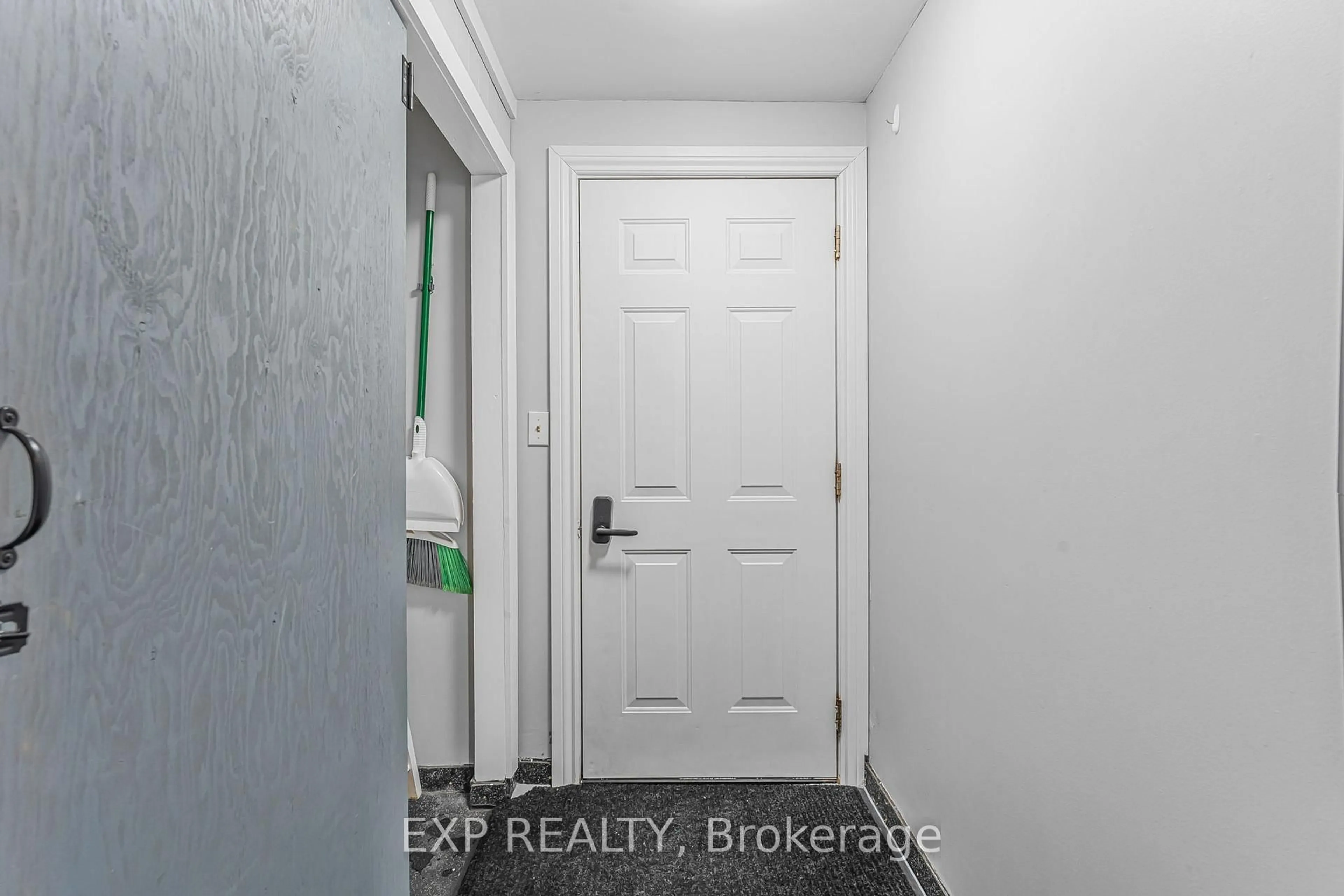 Indoor entryway for 33 Dover St, Haldimand Ontario N1A 2W6