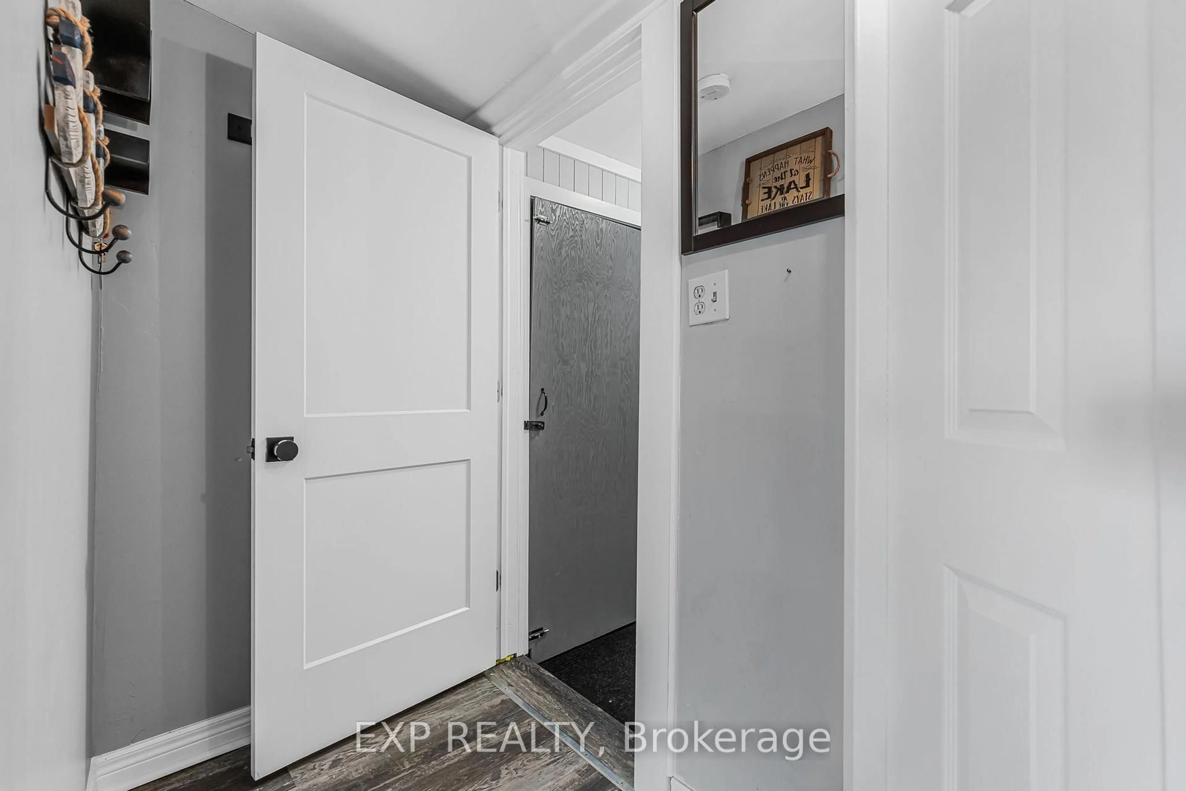 Indoor entryway for 33 Dover St, Haldimand Ontario N1A 2W6