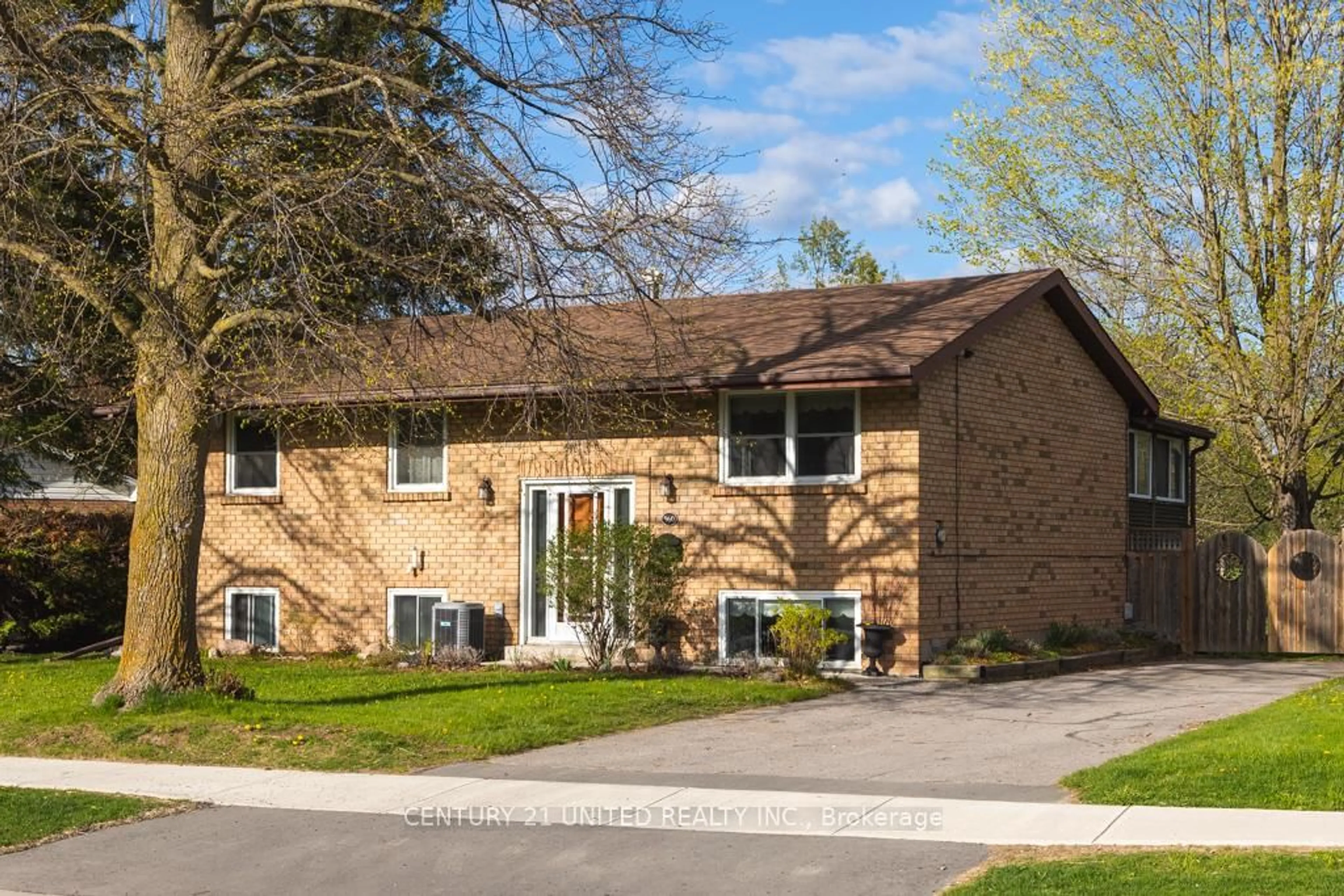 Home with brick exterior material, street for 960 Barnardo Ave, Peterborough North Ontario K9H 5X1