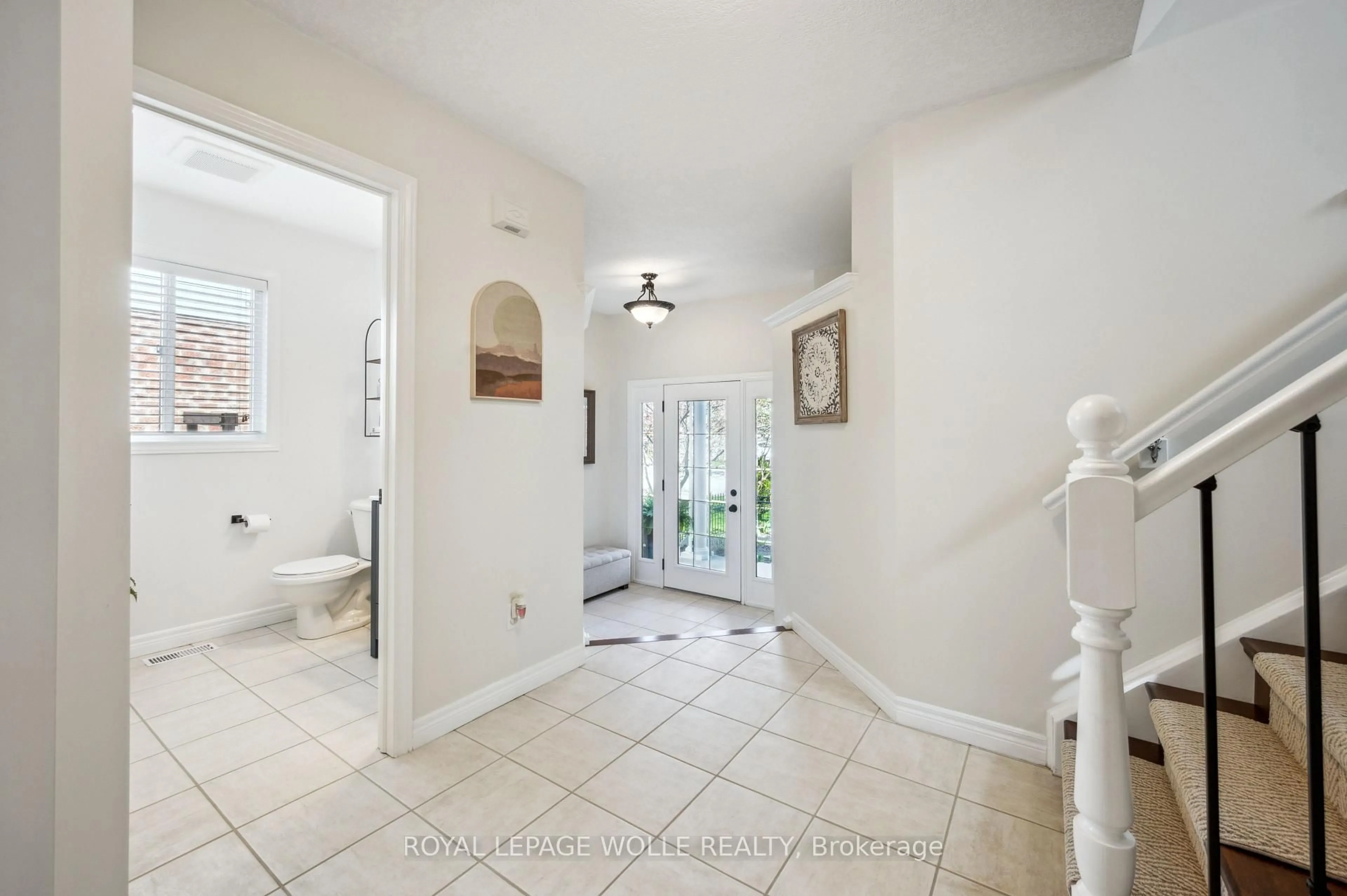 Indoor entryway for 704 Bonavista Dr, Waterloo Ontario N2K 4E9