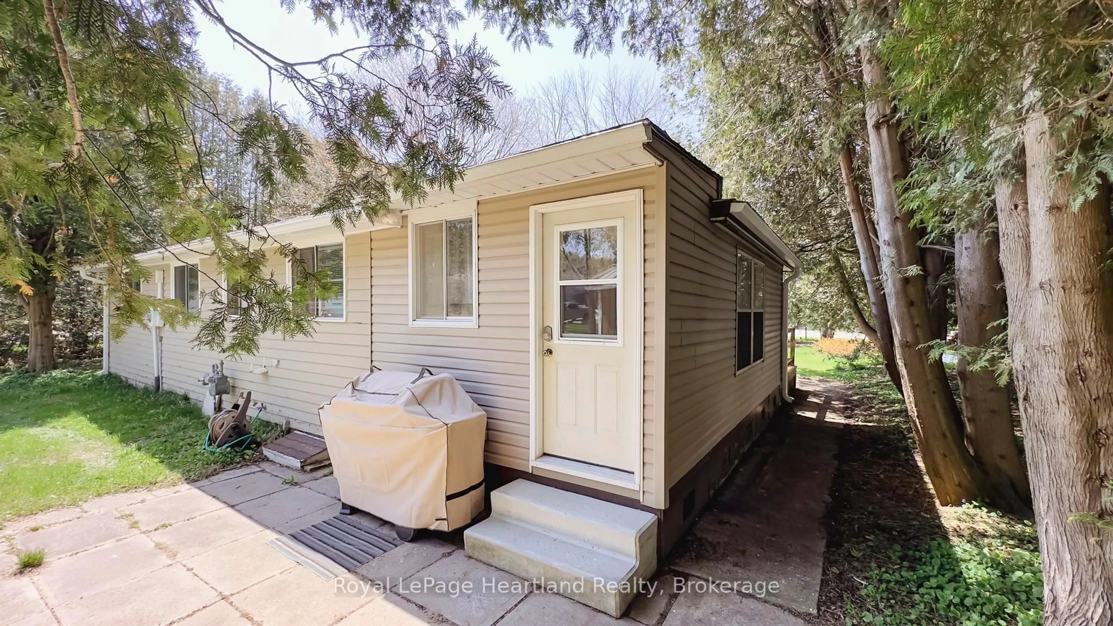 Home with vinyl exterior material, street for 116 SENECA St, Huron-Kinloss Ontario N0G 2R0