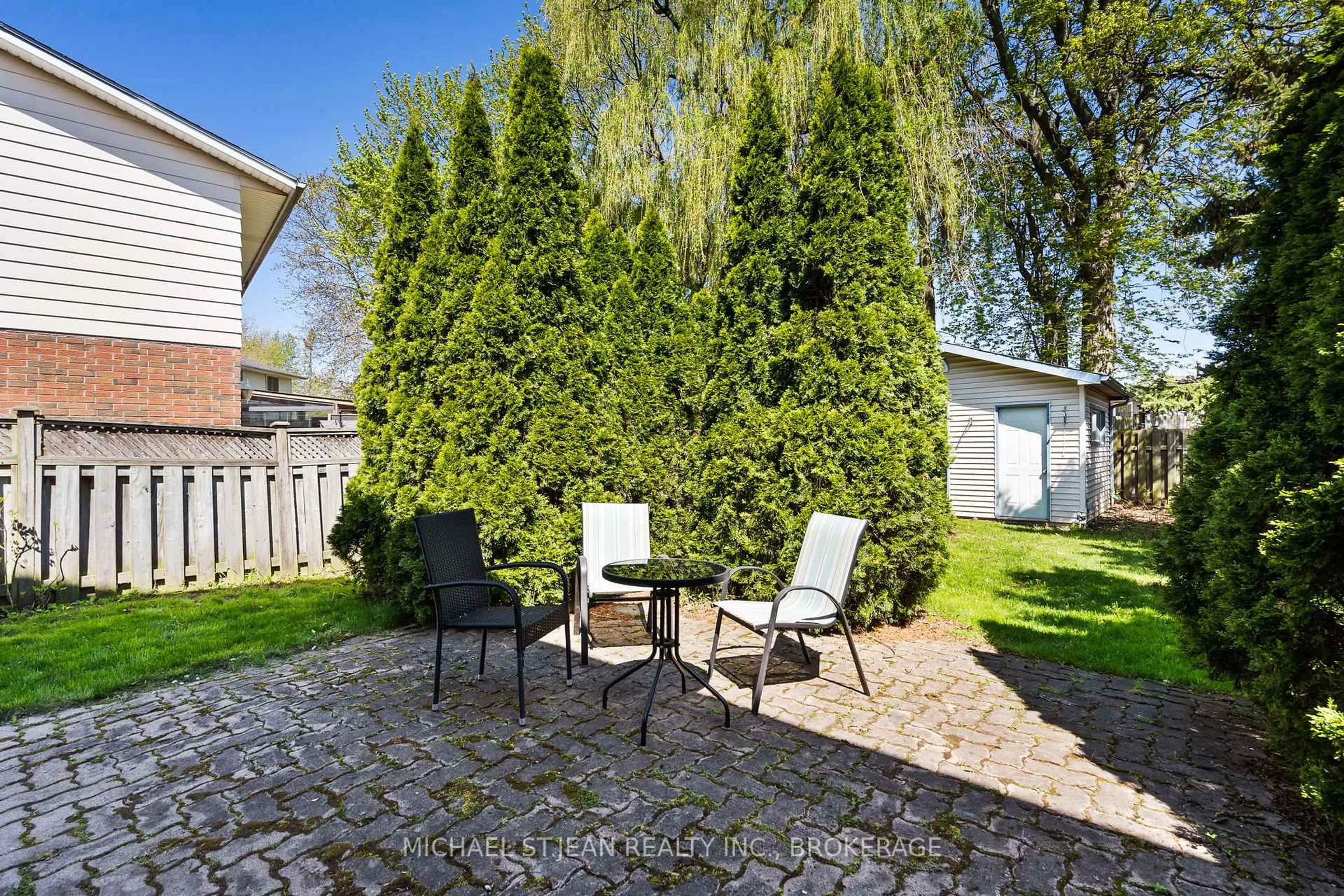 Patio, street for 8117 Lynhurst Dr, Niagara Falls Ontario L2H 2A3