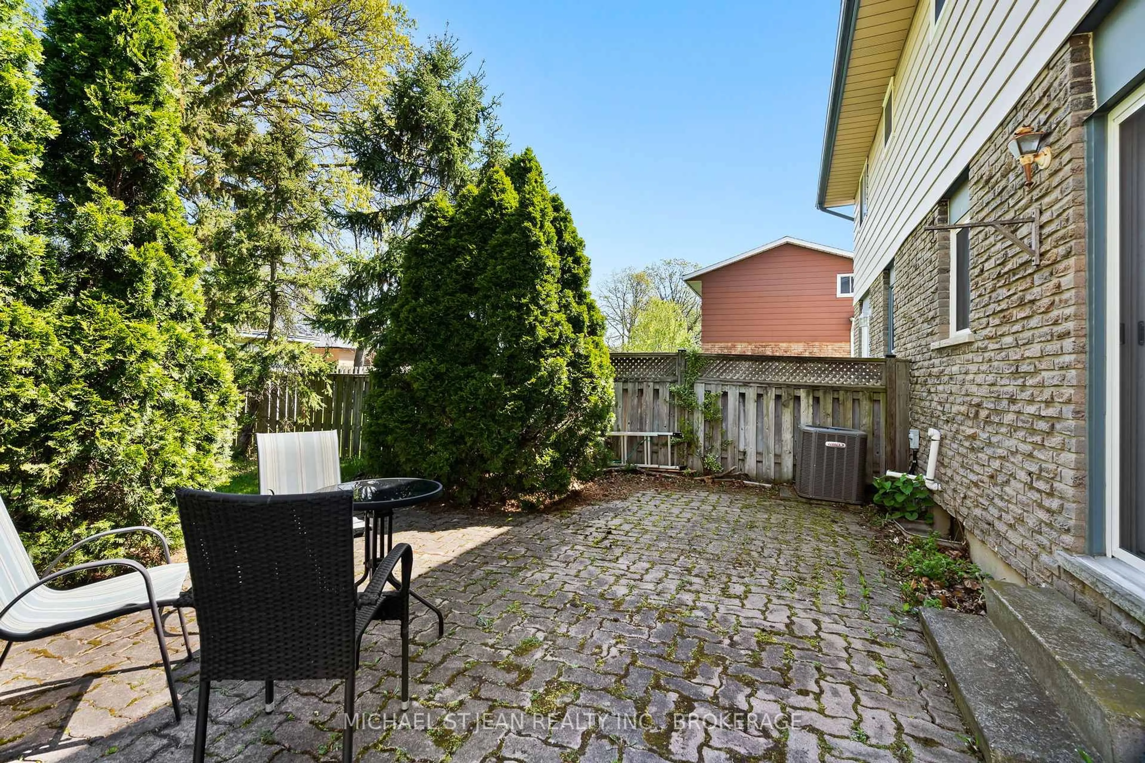 Patio, street for 8117 Lynhurst Dr, Niagara Falls Ontario L2H 2A3