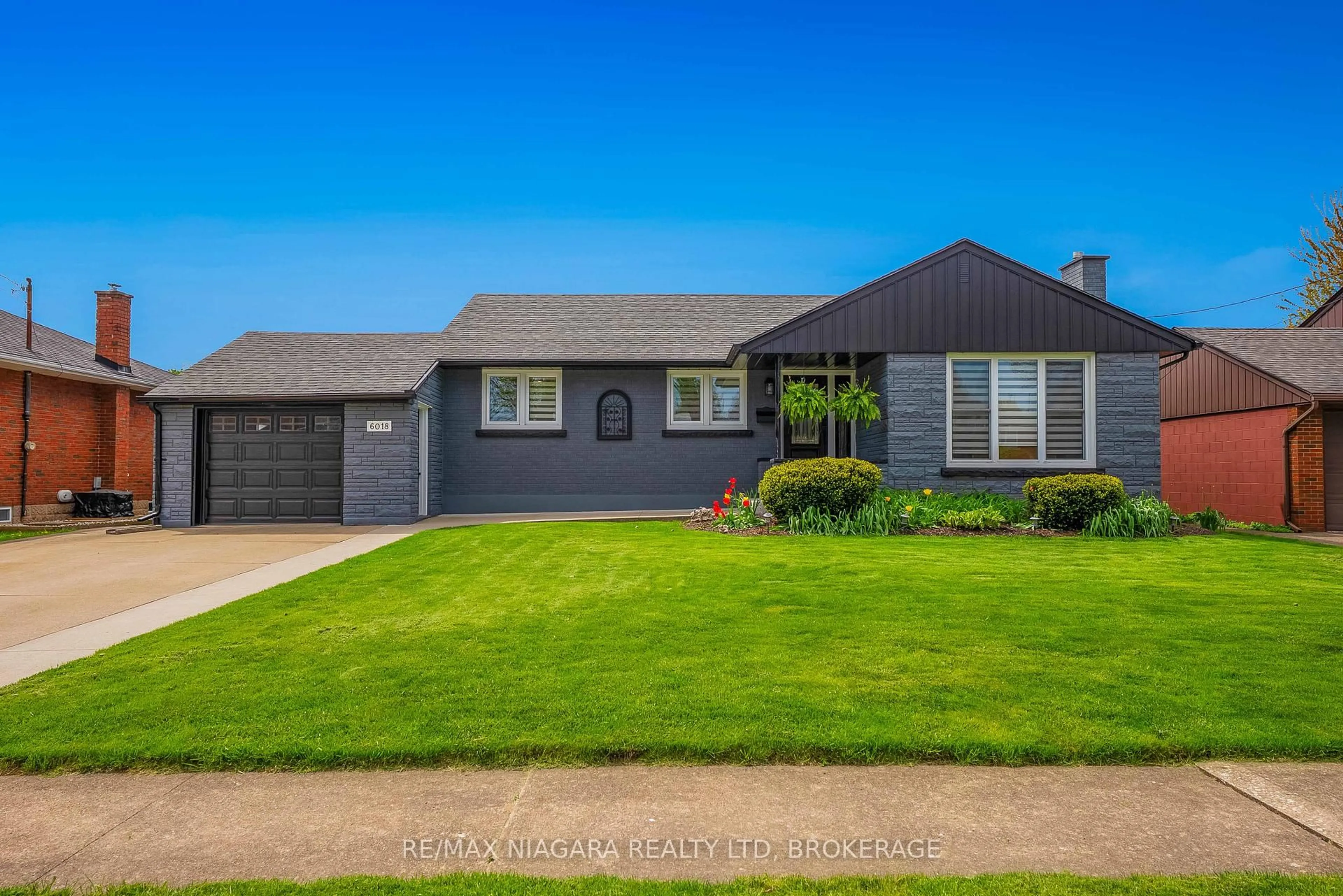 Home with vinyl exterior material, street for 6018 Cabot Dr, Niagara Falls Ontario L2E 5E5