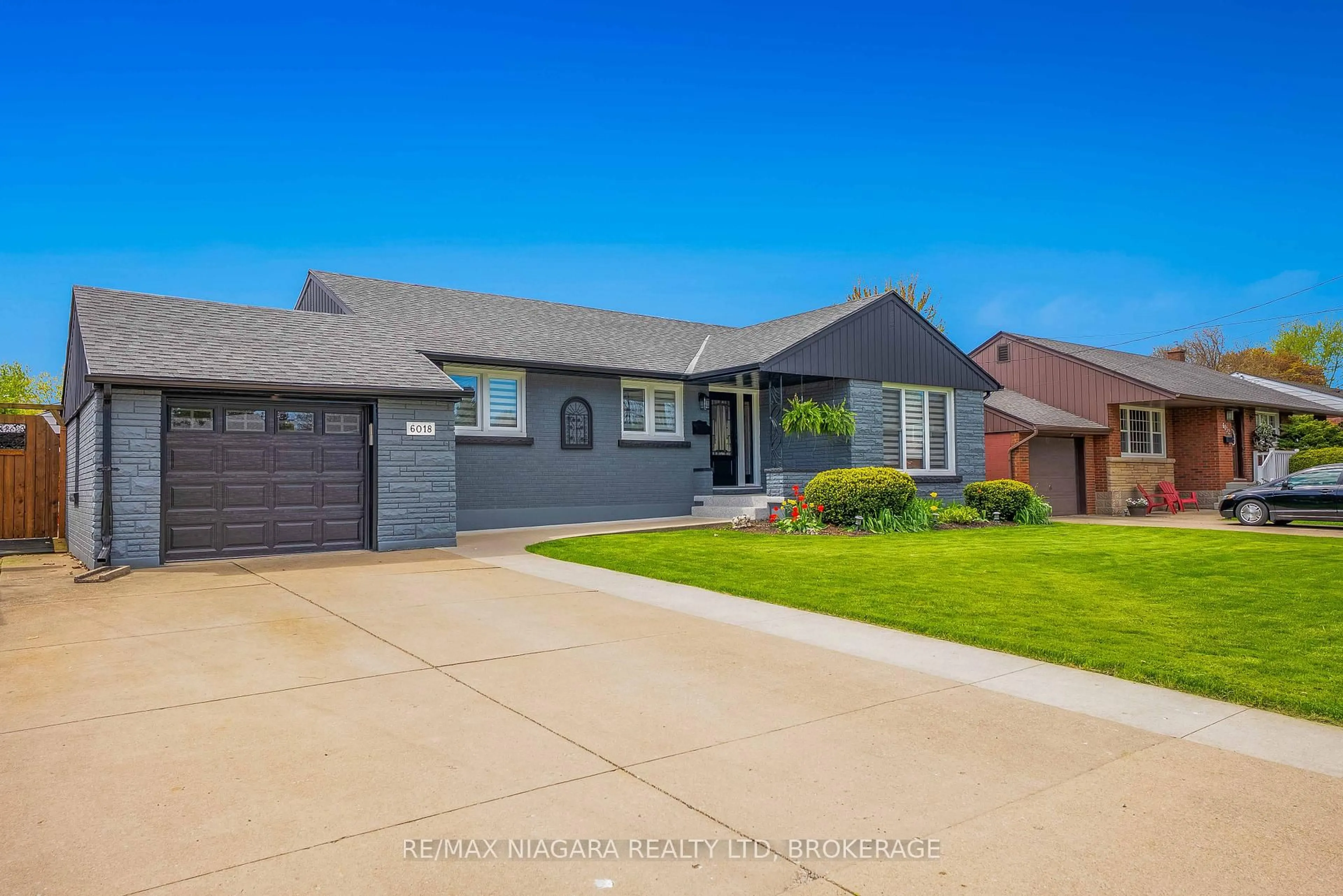 Home with vinyl exterior material, street for 6018 Cabot Dr, Niagara Falls Ontario L2E 5E5