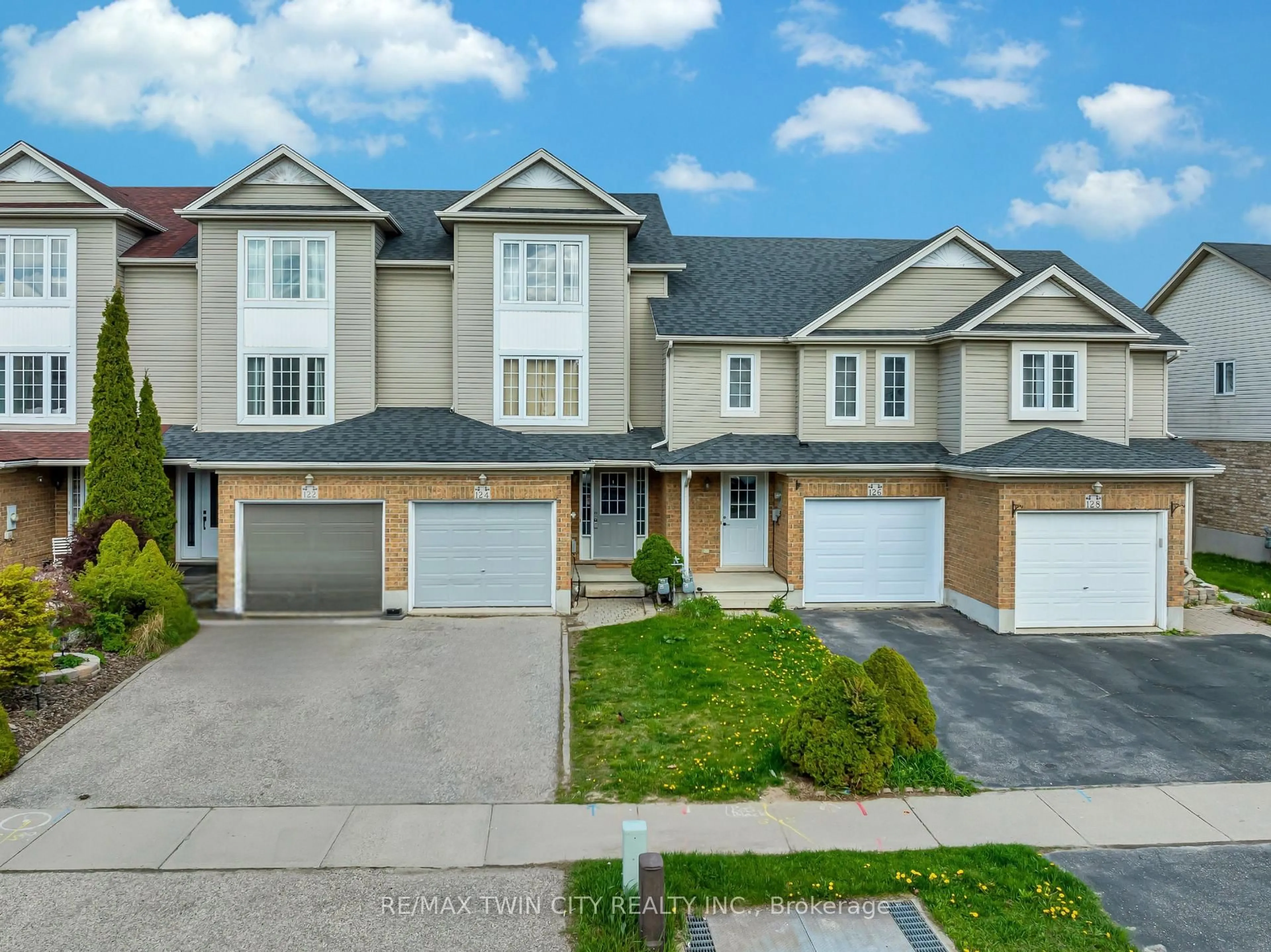 A pic from outside/outdoor area/front of a property/back of a property/a pic from drone, street for 124 Donnenwerth Dr, Kitchener Ontario N2E 4C8
