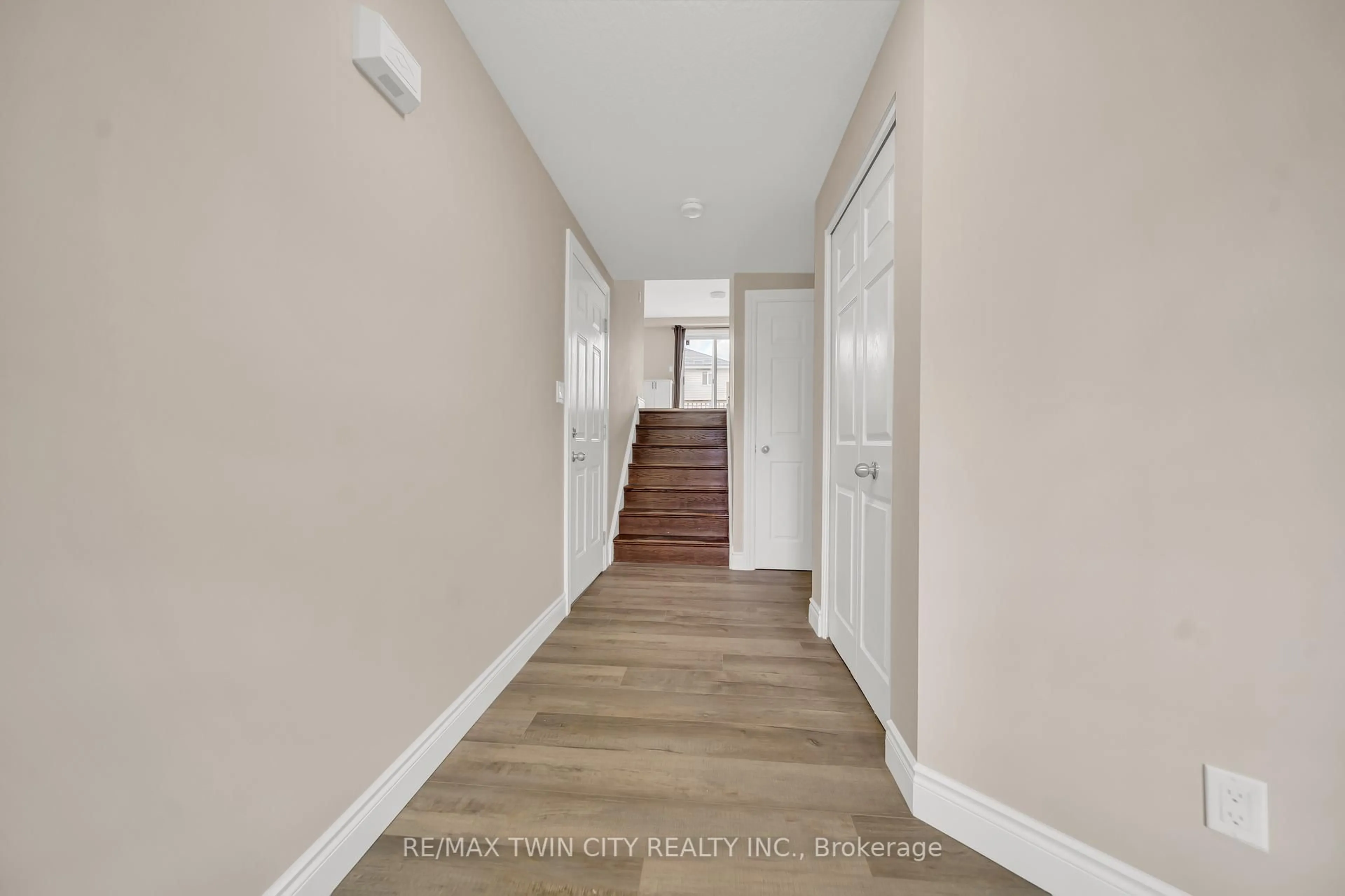 Indoor entryway for 124 Donnenwerth Dr, Kitchener Ontario N2E 4C8