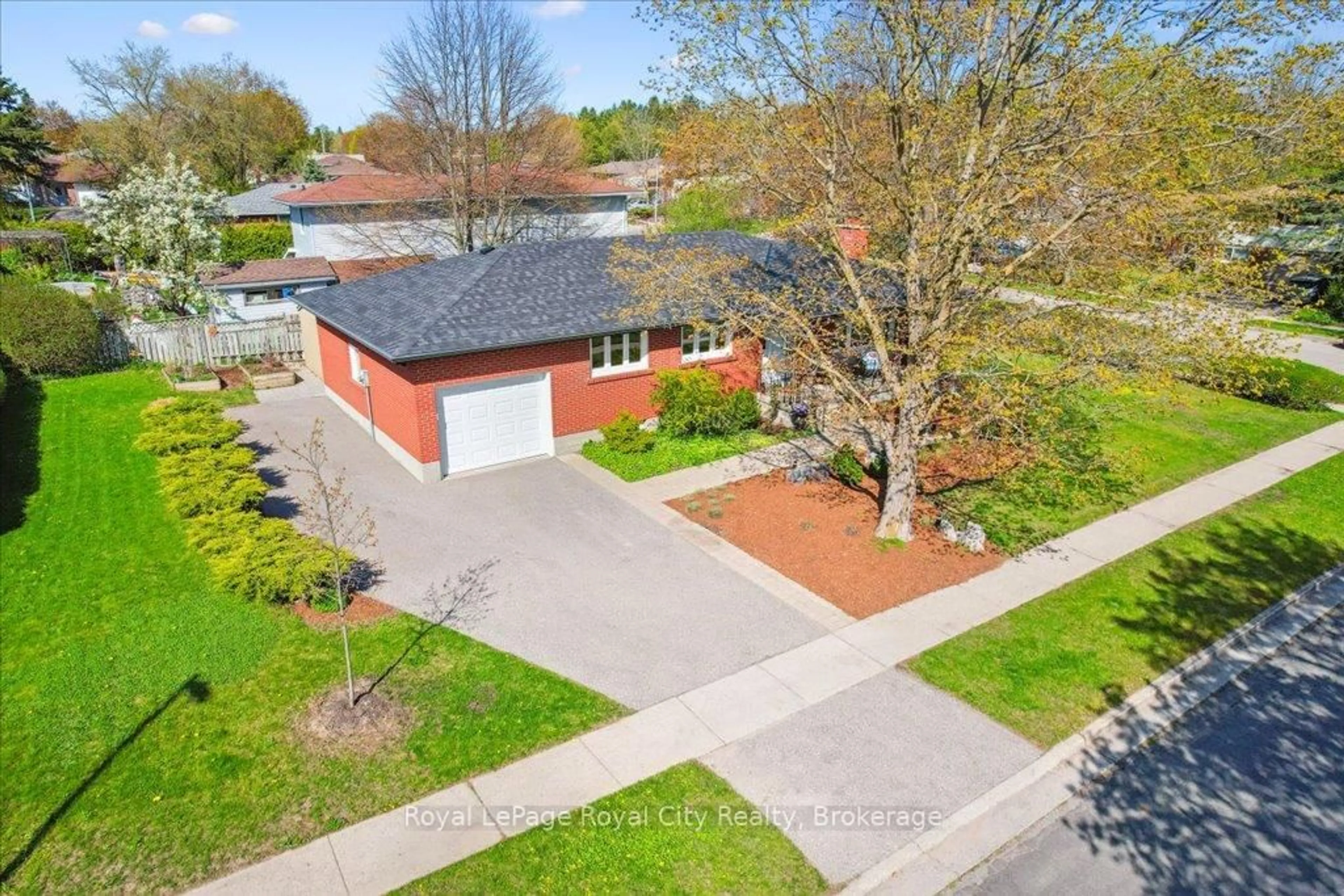 A pic from outside/outdoor area/front of a property/back of a property/a pic from drone, street for 3 Carnaby Cres, Guelph Ontario N1G 2R6