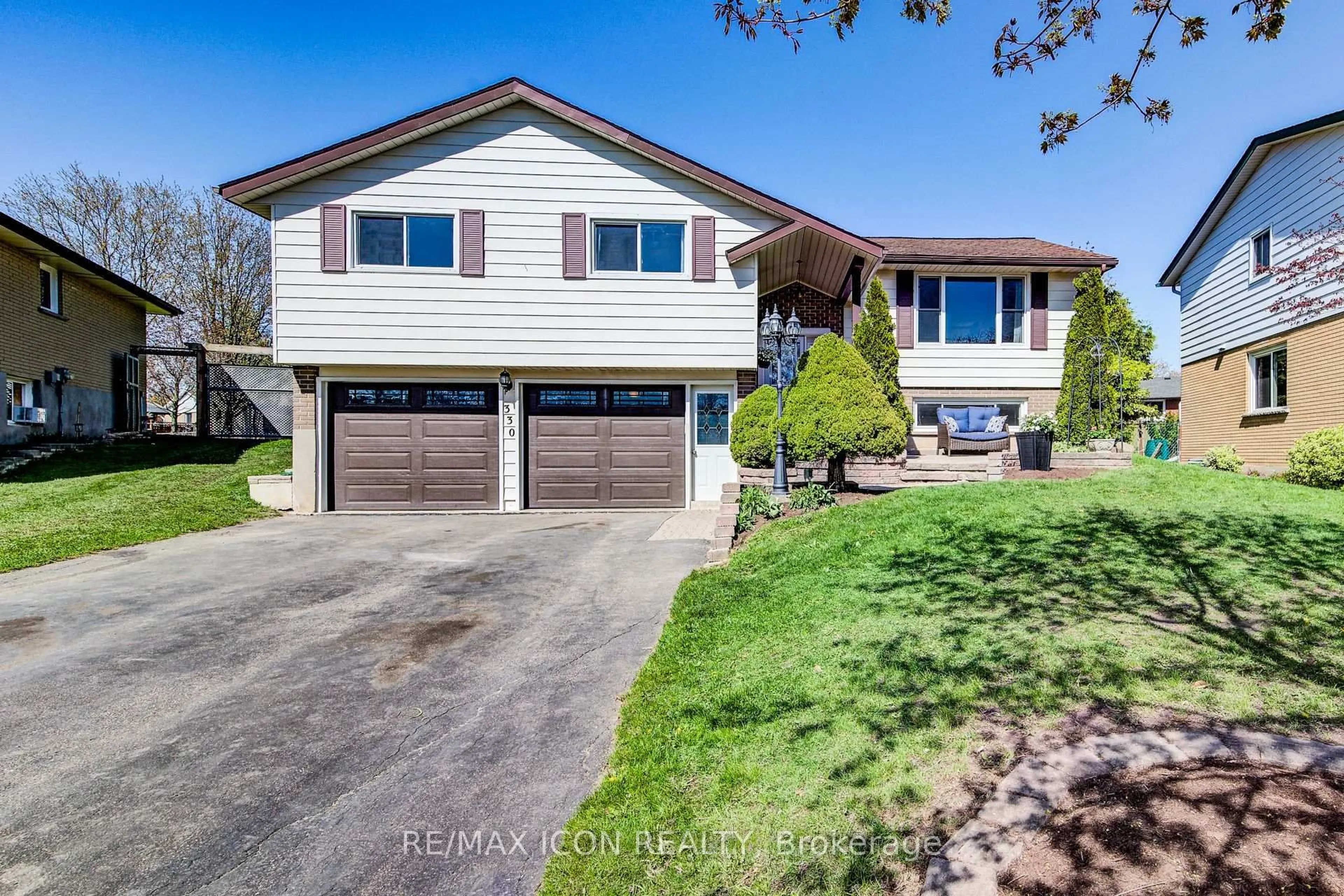 Home with vinyl exterior material, street for 330 Daleview Pl, Waterloo Ontario N2L 5M5