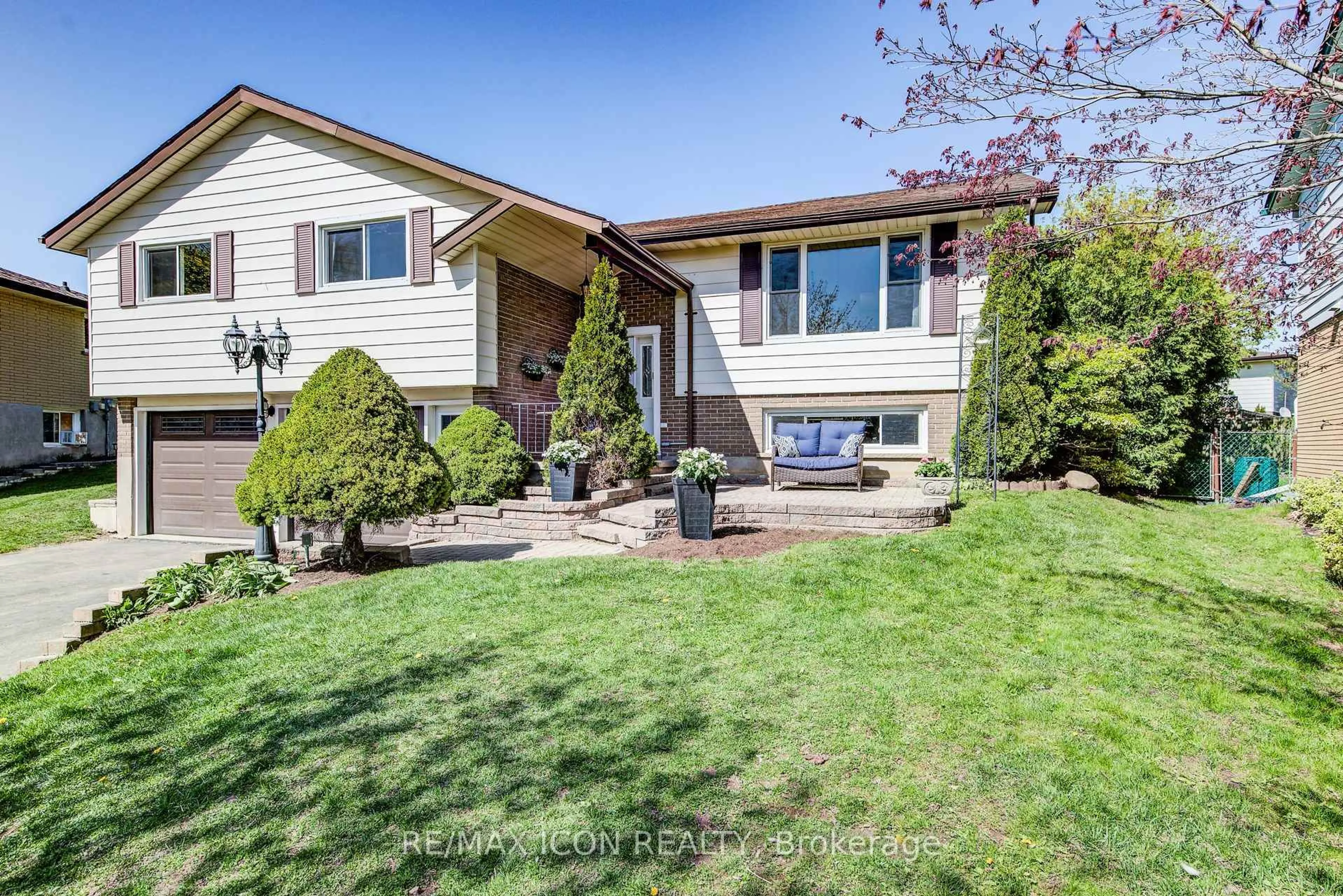 Home with vinyl exterior material, street for 330 Daleview Pl, Waterloo Ontario N2L 5M5