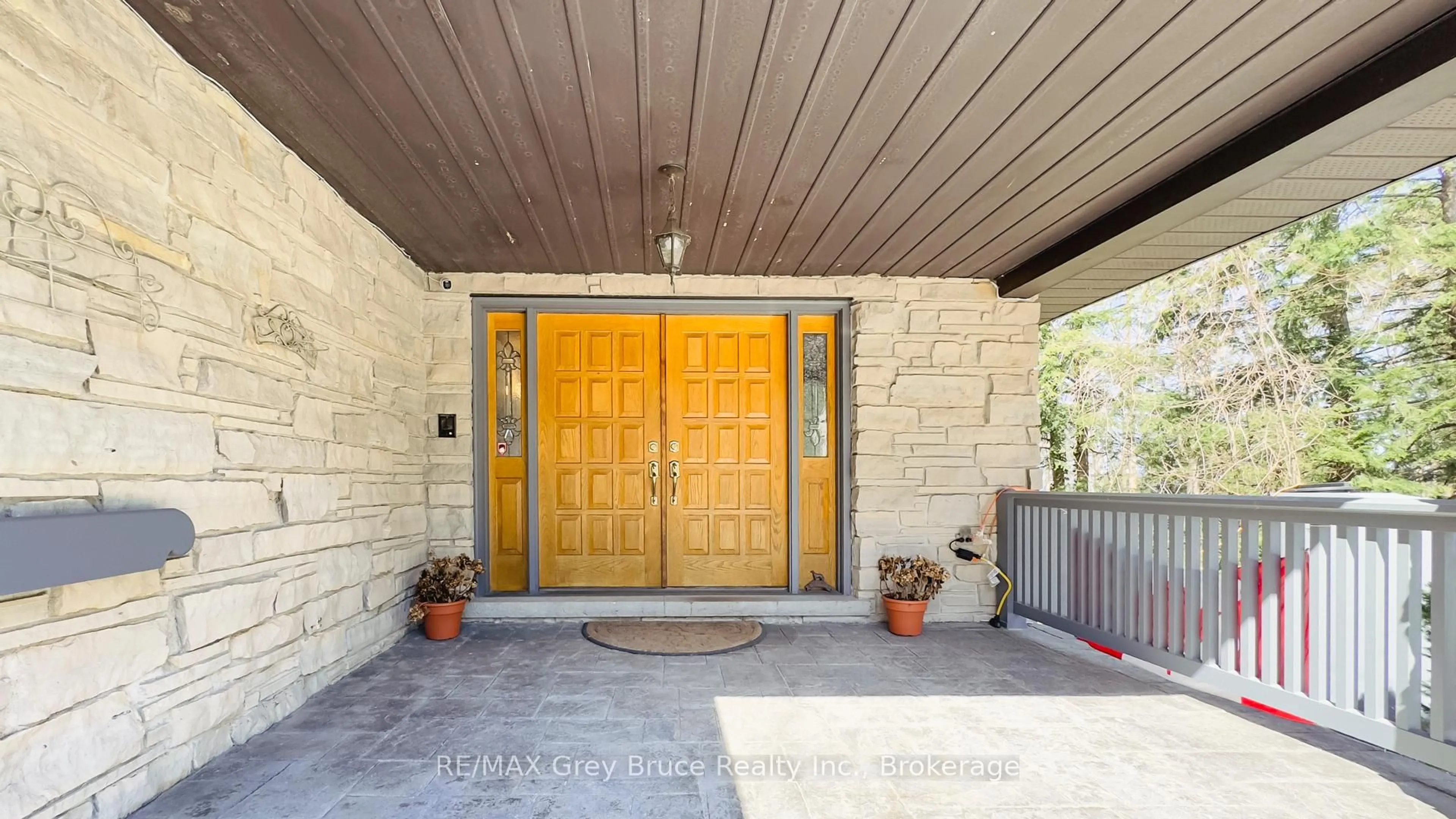 Indoor entryway for 128 Thornridge Rd, Meaford Ontario N0H 1B0