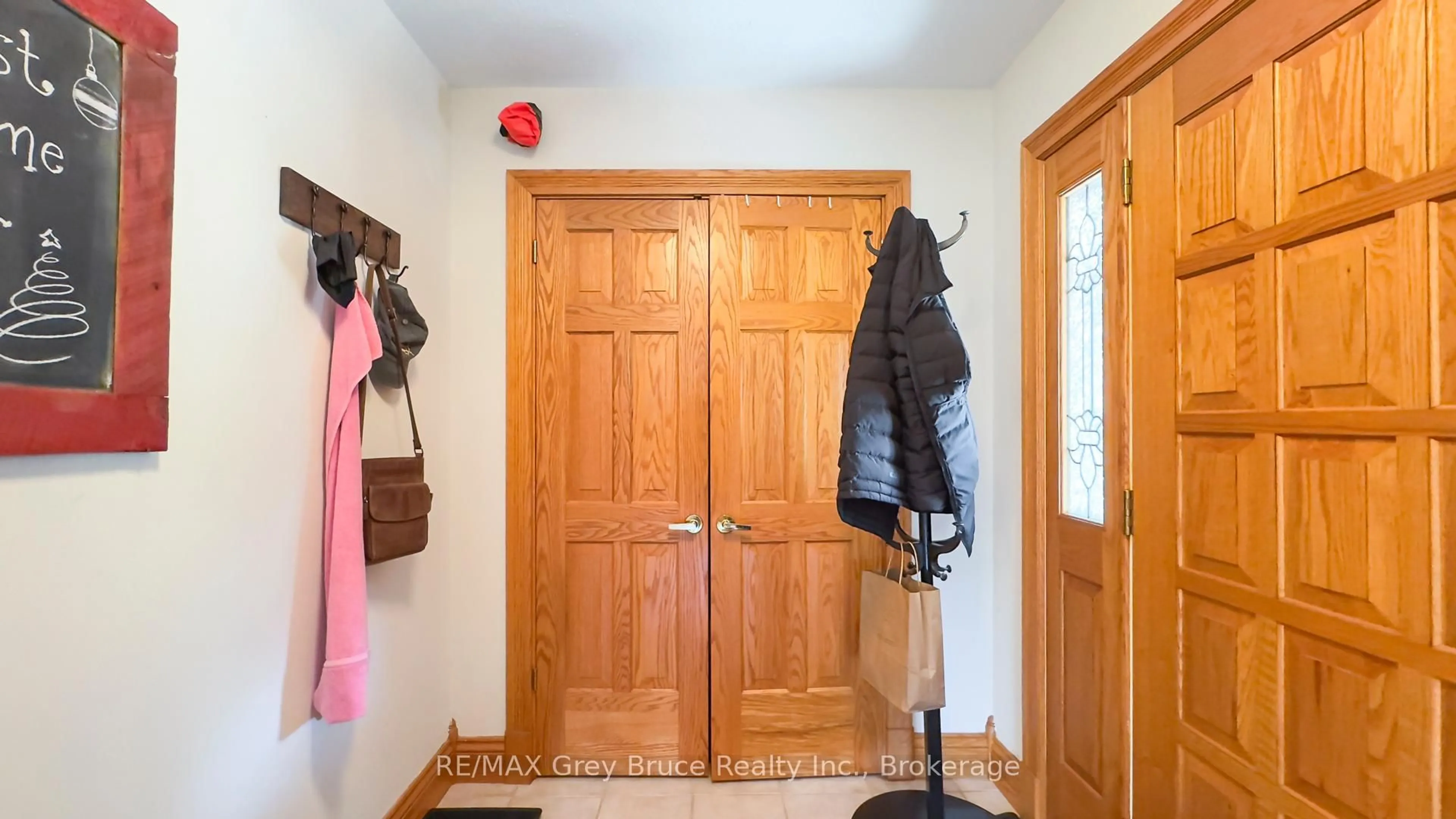 Indoor entryway for 128 Thornridge Rd, Meaford Ontario N0H 1B0