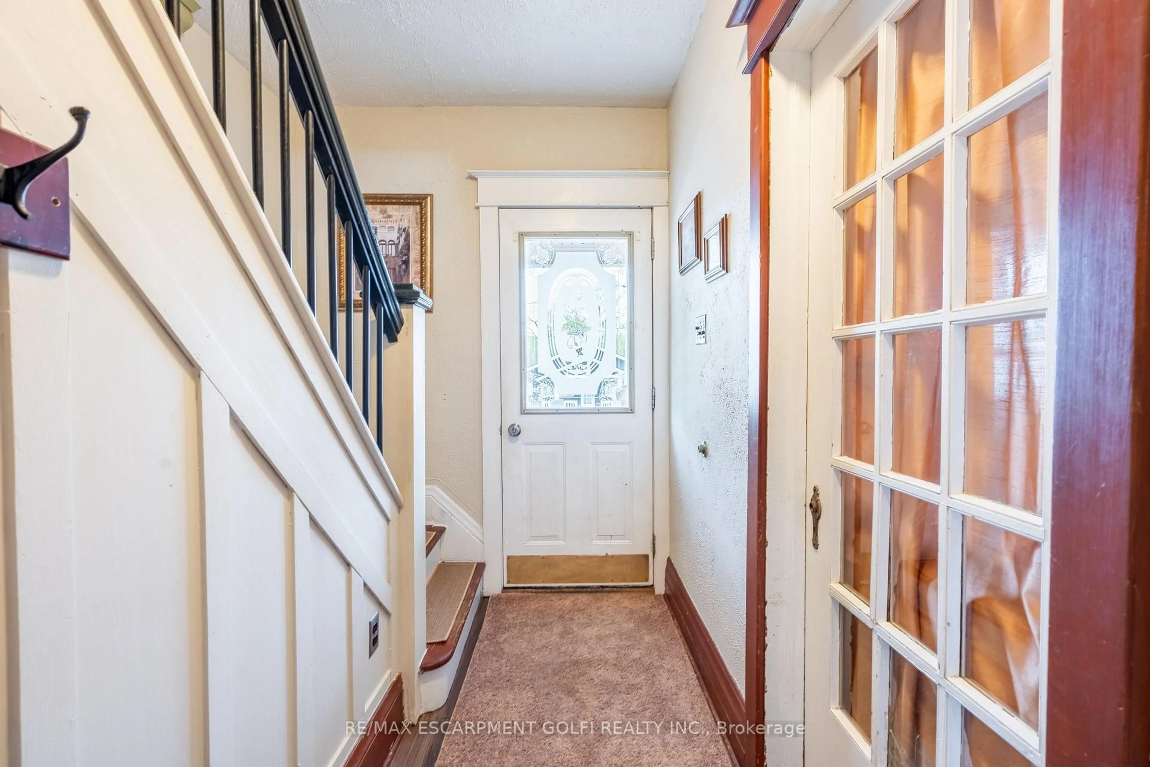 Indoor entryway for 28 Margery Rd, Welland Ontario L3B 2P6