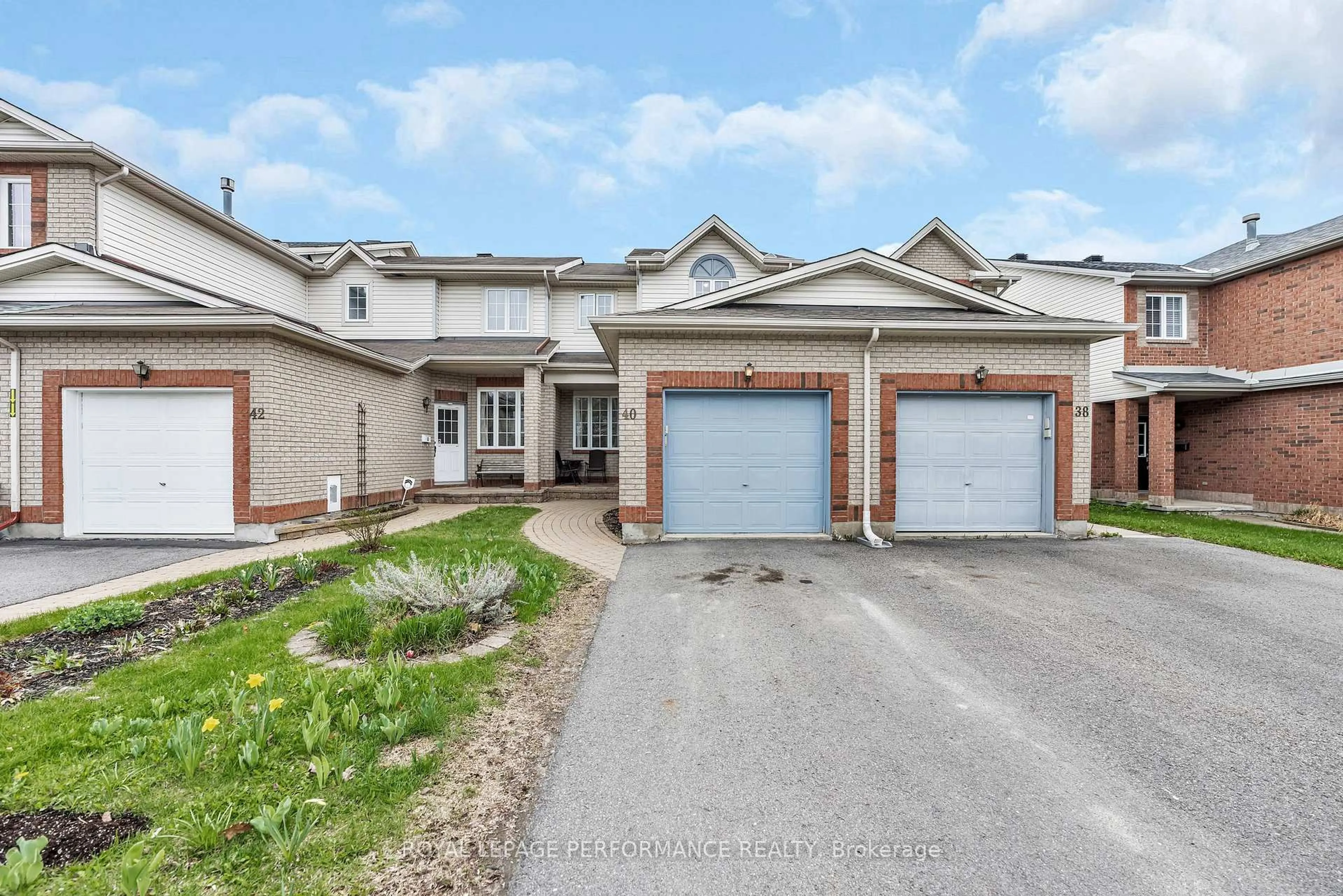 A pic from outside/outdoor area/front of a property/back of a property/a pic from drone, street for 40 Carwood Circ, Ottawa Ontario K1K 4V4