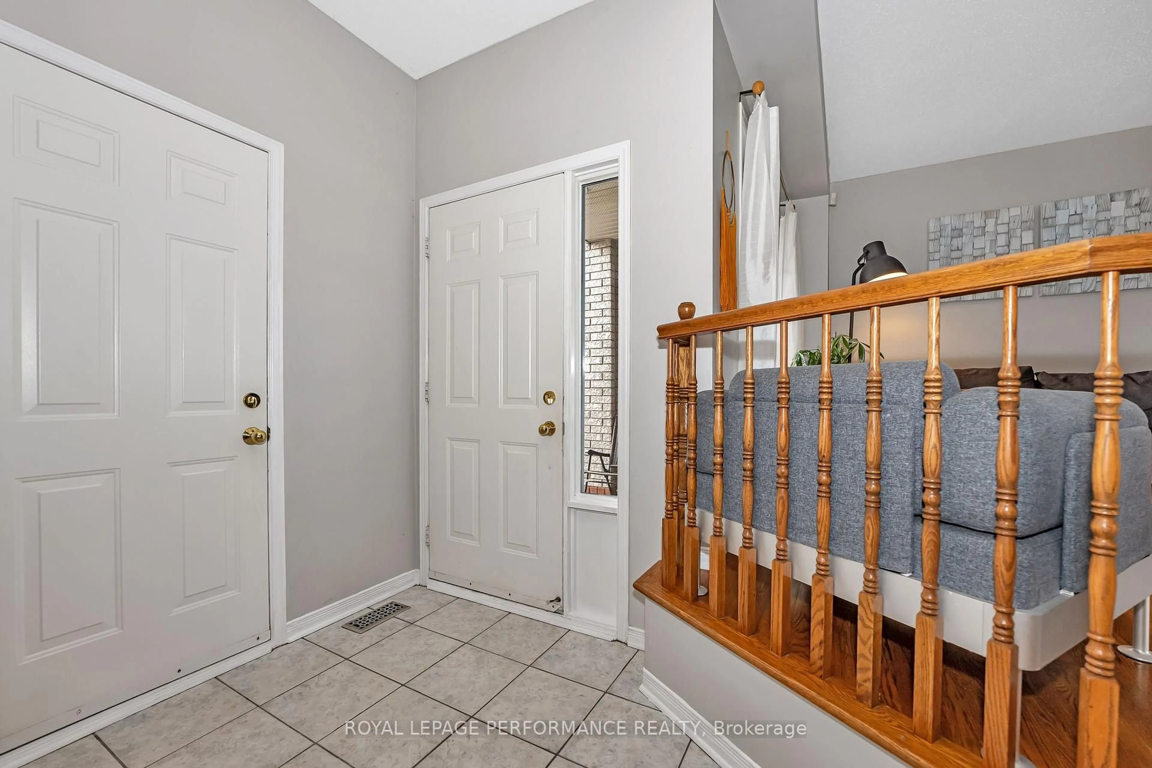 Indoor entryway for 40 Carwood Circ, Ottawa Ontario K1K 4V4