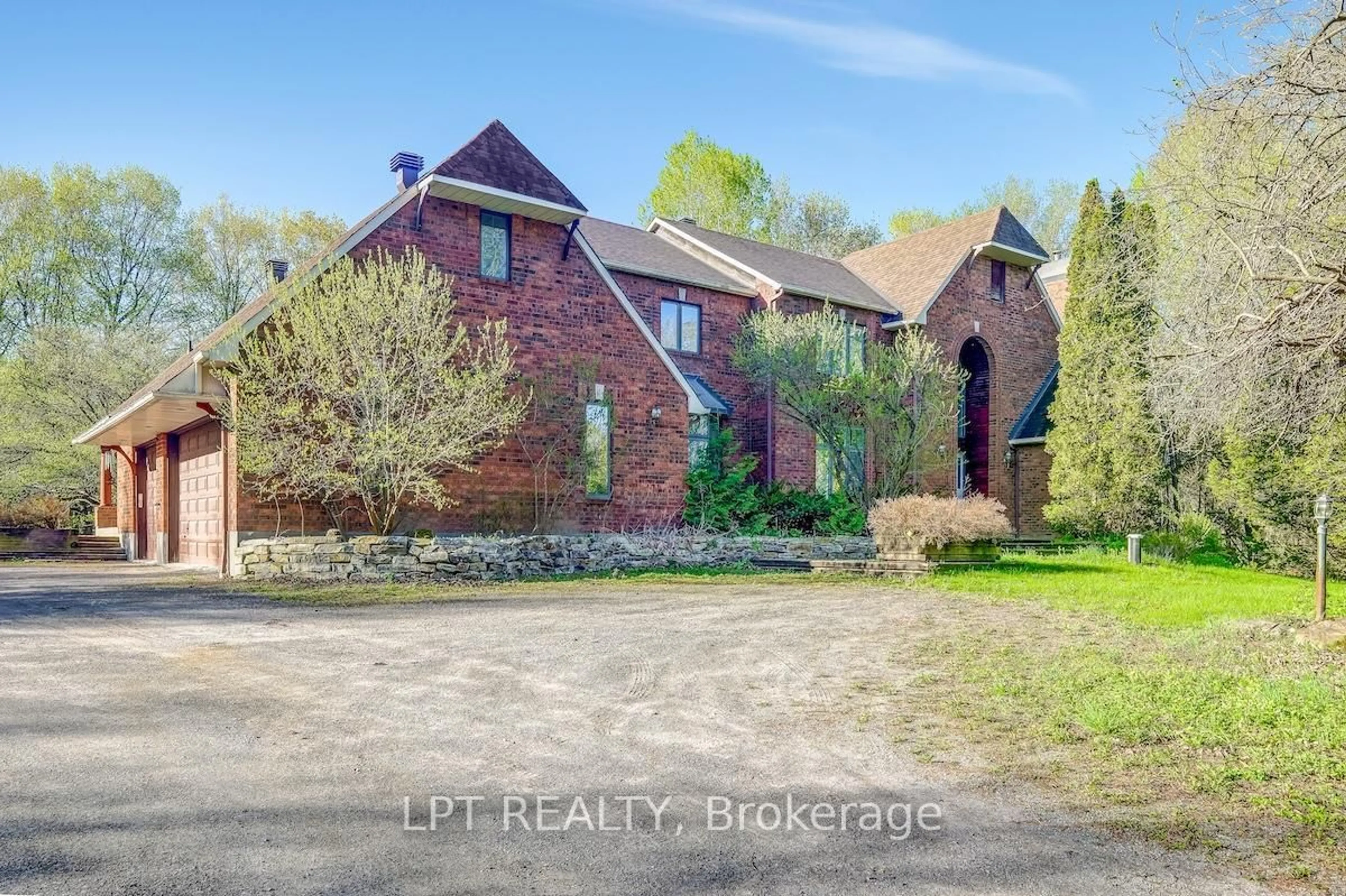 A pic from outside/outdoor area/front of a property/back of a property/a pic from drone, street for 5626 Scobie Cres, Ottawa Ontario K4M 1B7