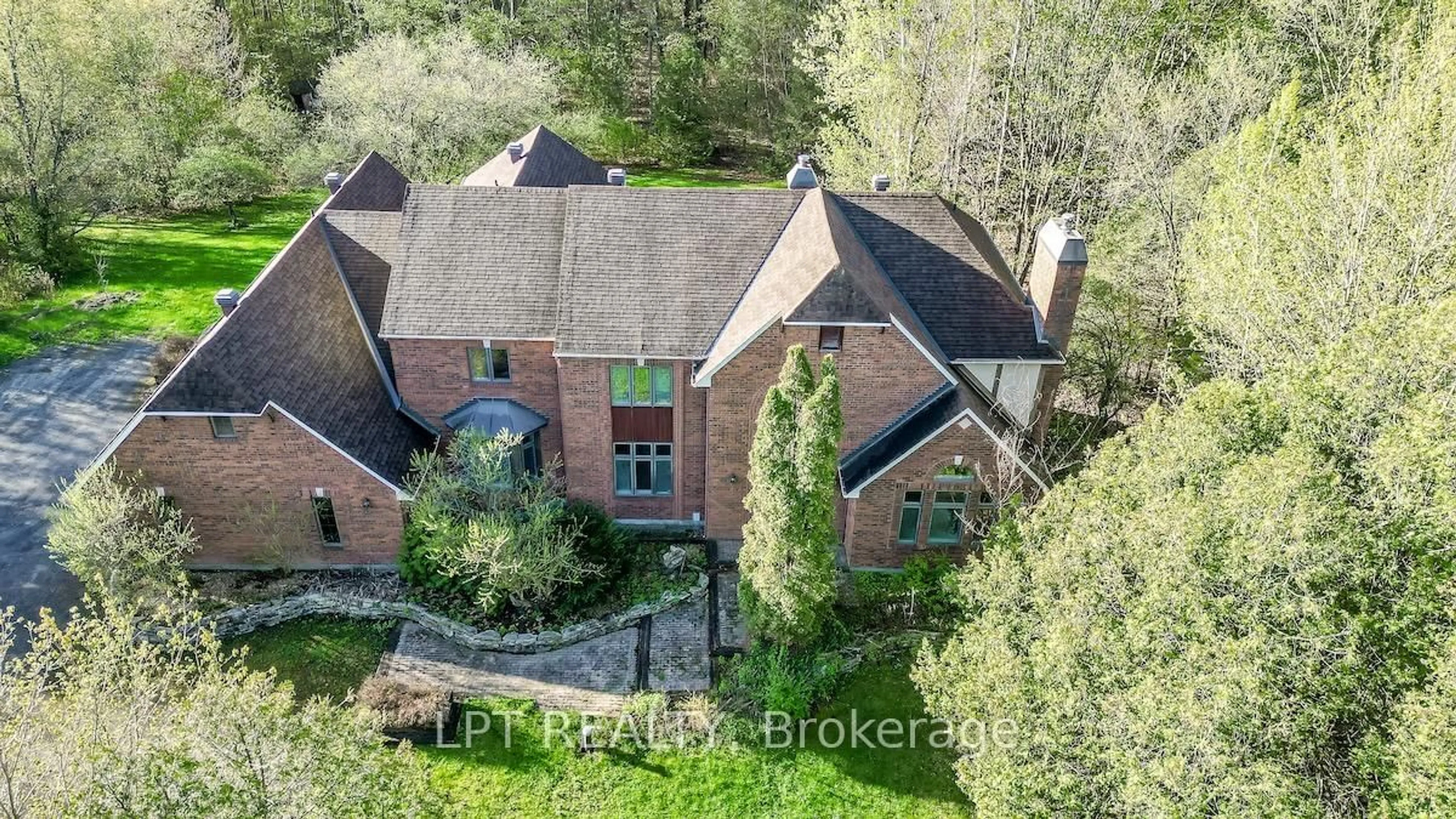 A pic from outside/outdoor area/front of a property/back of a property/a pic from drone, street for 5626 Scobie Cres, Ottawa Ontario K4M 1B7