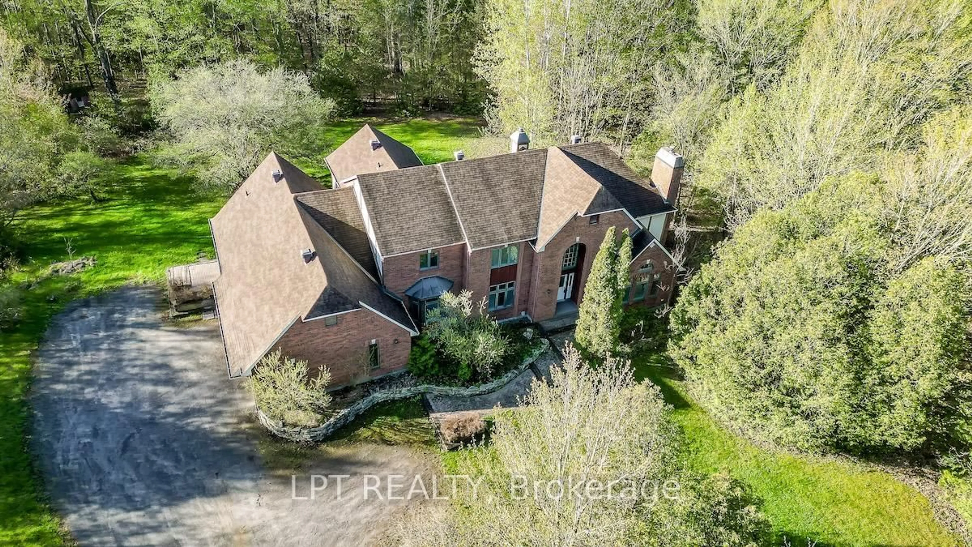 A pic from outside/outdoor area/front of a property/back of a property/a pic from drone, unknown for 5626 Scobie Cres, Ottawa Ontario K4M 1B7