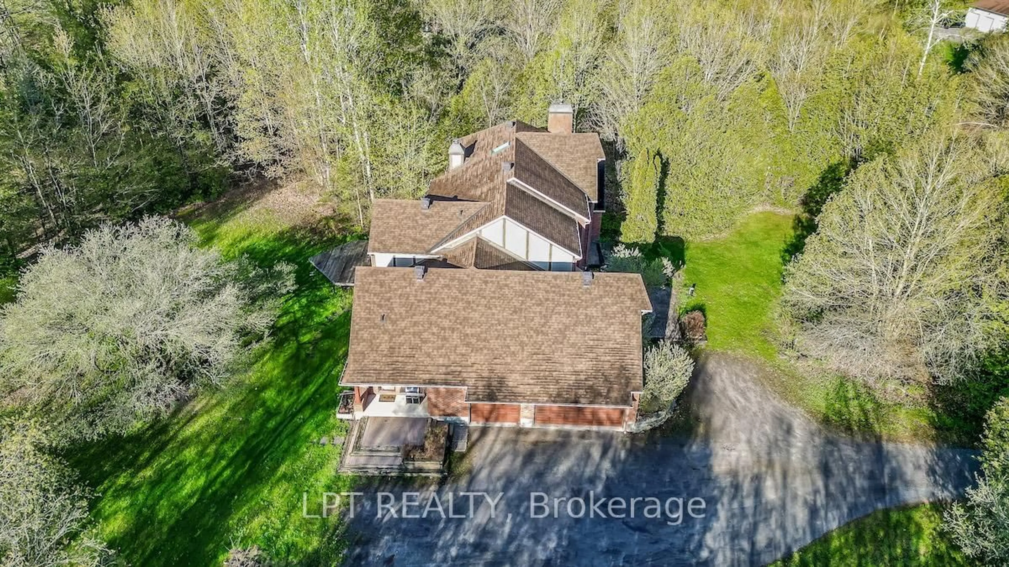 A pic from outside/outdoor area/front of a property/back of a property/a pic from drone, building for 5626 Scobie Cres, Ottawa Ontario K4M 1B7