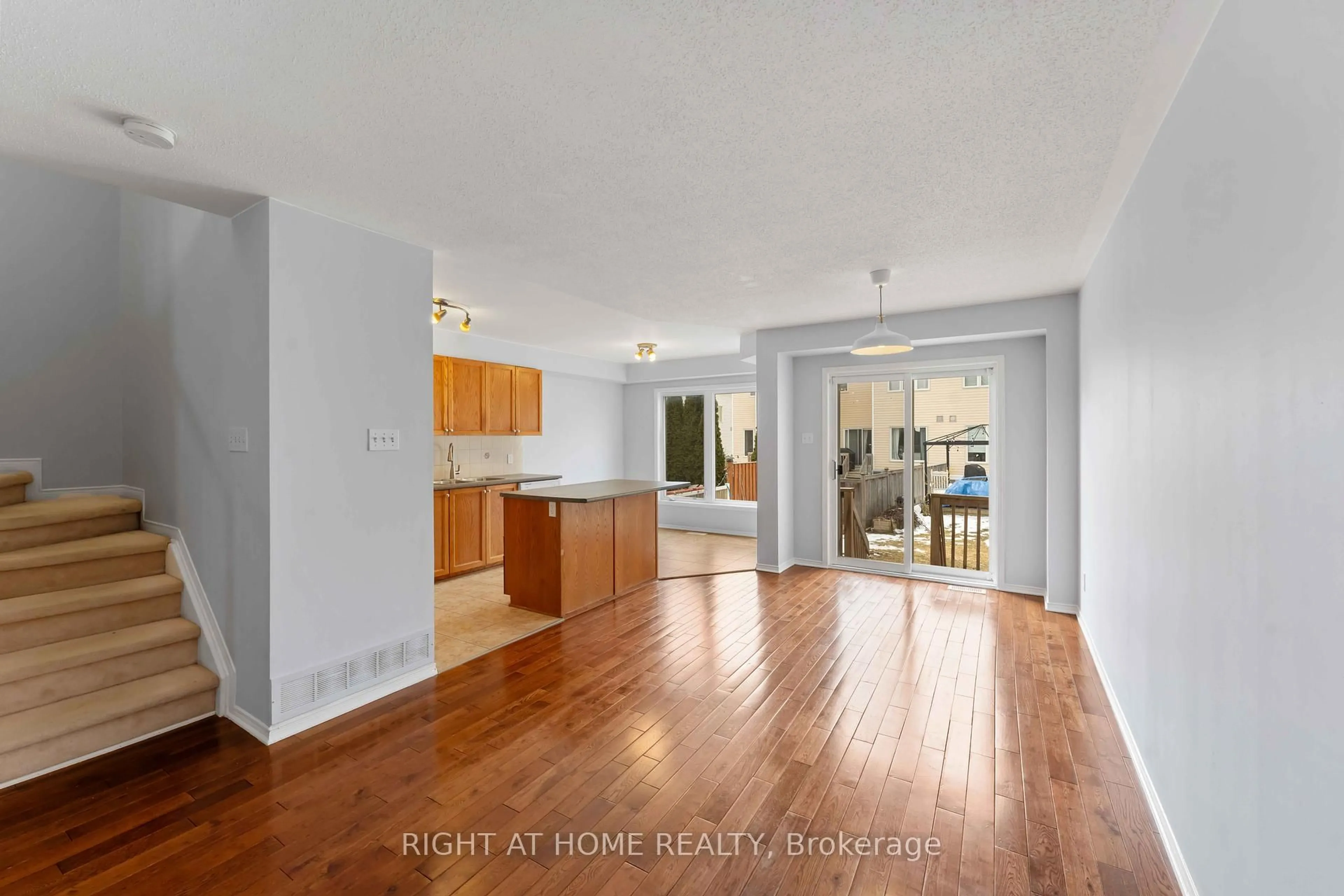 Unknown for 421 Hillsboro, Ottawa Ontario K2M 3A7