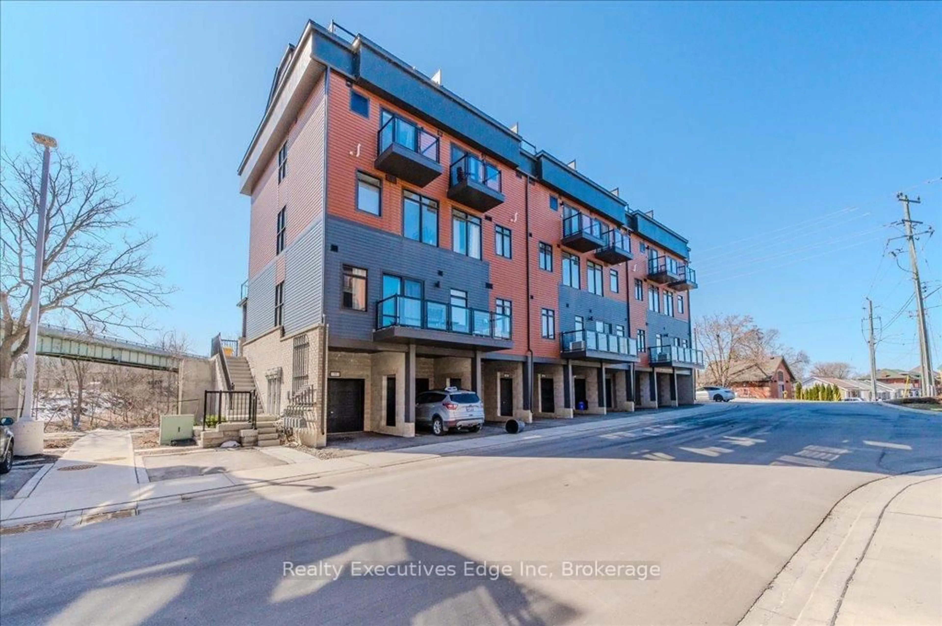 A pic from outside/outdoor area/front of a property/back of a property/a pic from drone, building for 2 Willow St #6, Brant Ontario N3L 0K7
