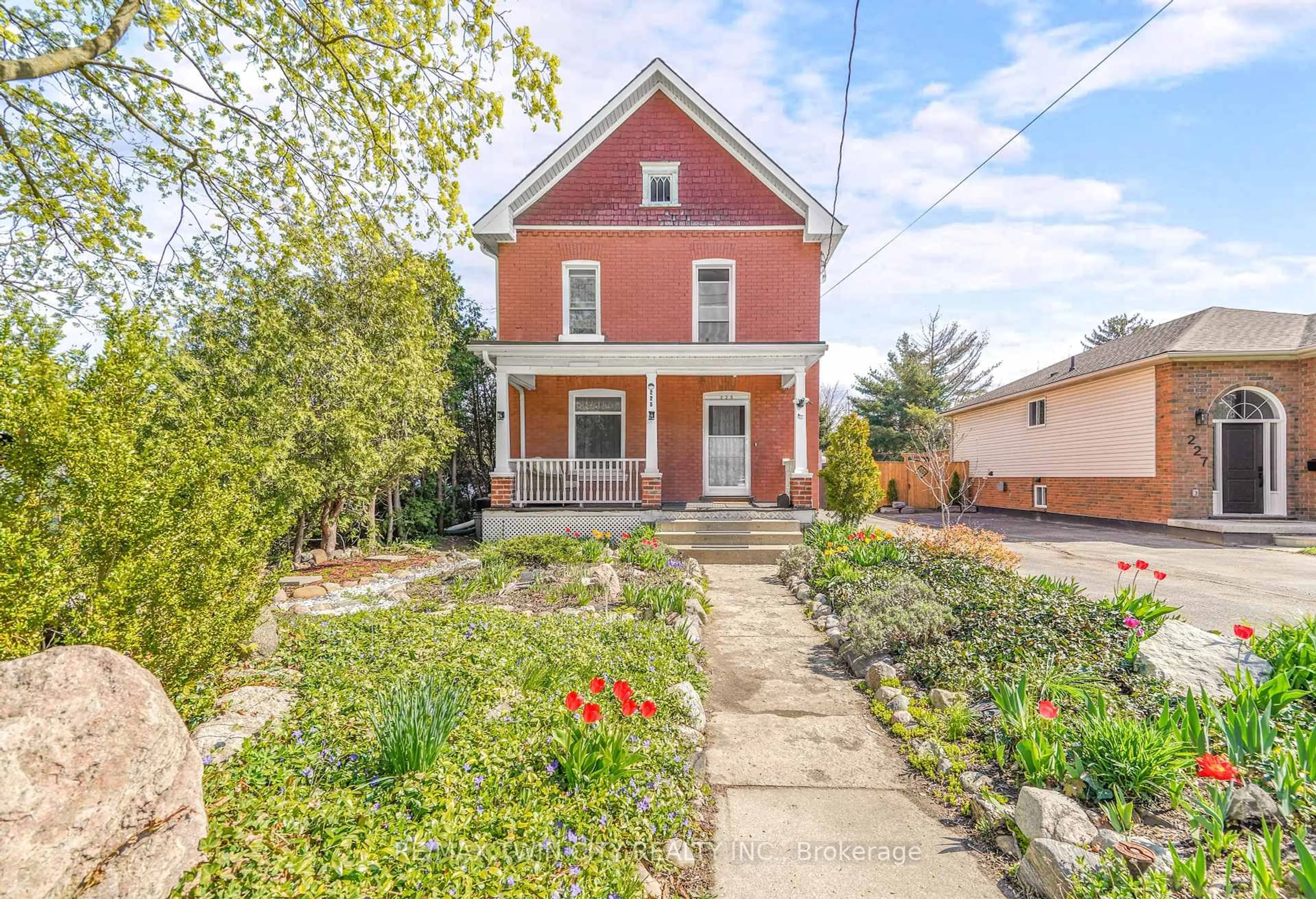 Home with brick exterior material, street for 225 Charing Cross St, Brantford Ontario N3R 2J7