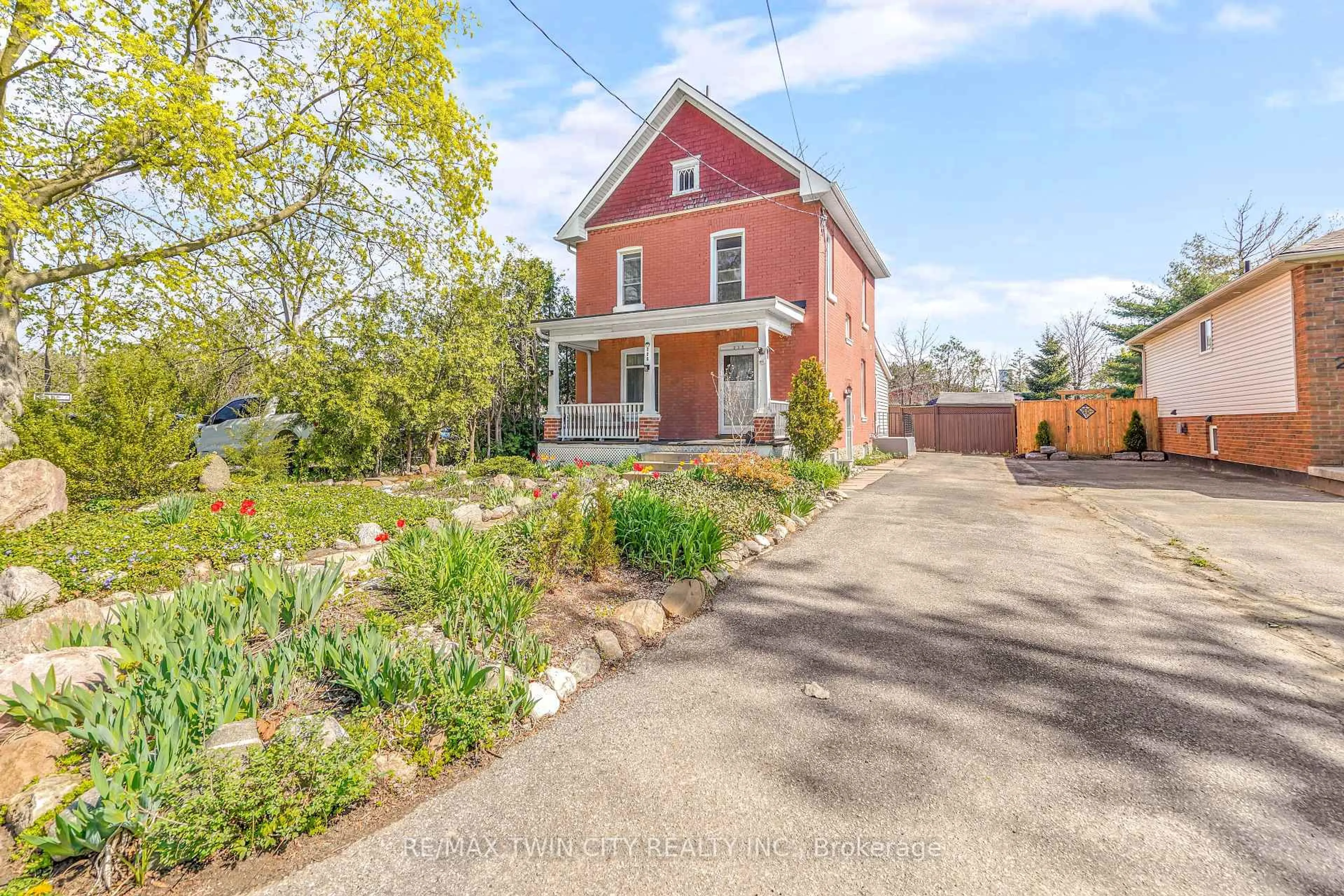 A pic from outside/outdoor area/front of a property/back of a property/a pic from drone, street for 225 Charing Cross St, Brantford Ontario N3R 2J7
