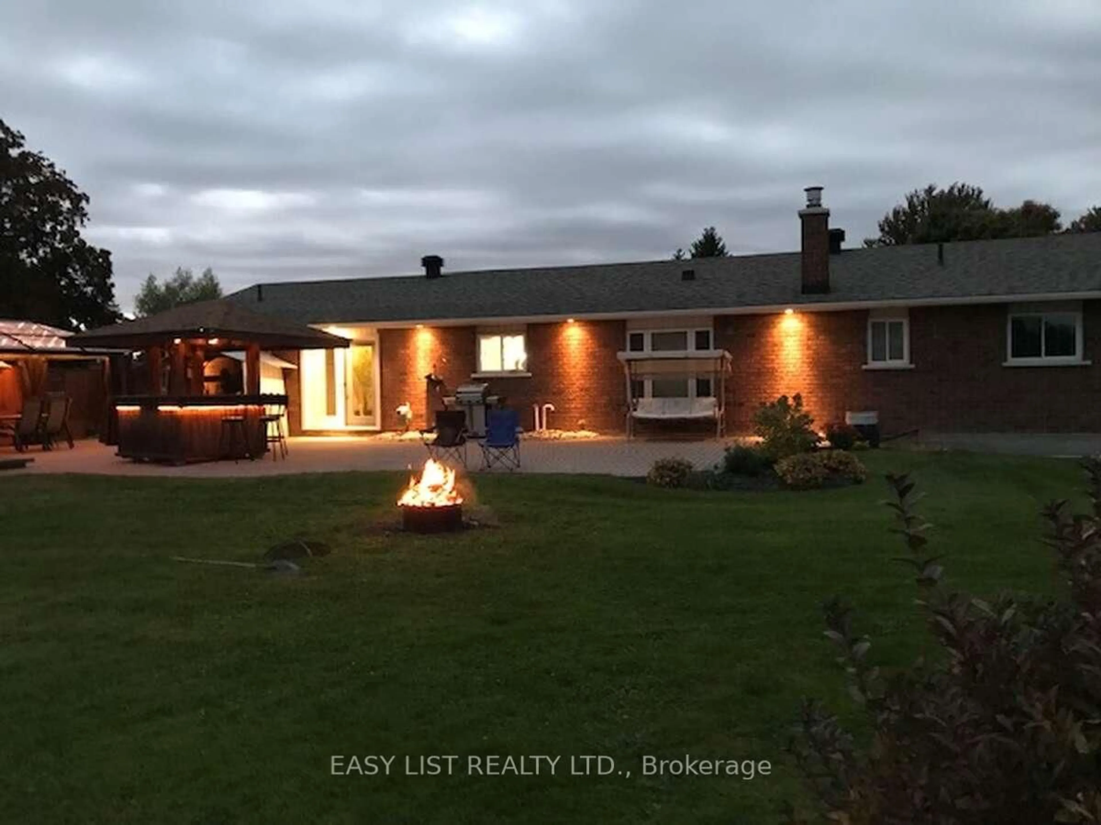 A pic from outside/outdoor area/front of a property/back of a property/a pic from drone, building for 612 Virginia St, South Stormont Ontario K6K 1R5