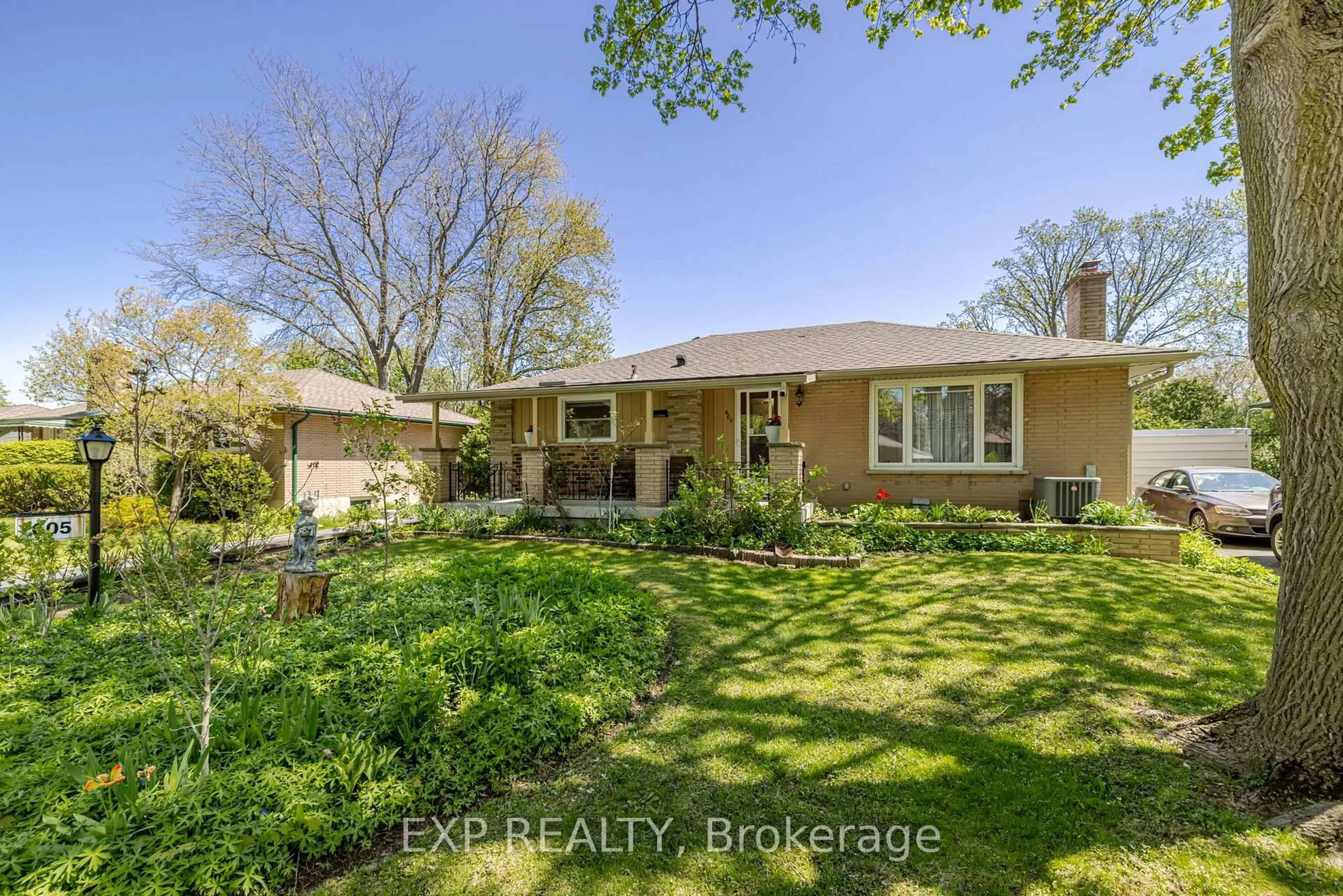 A pic from outside/outdoor area/front of a property/back of a property/a pic from drone, street for 605 Ridgewood Cres, London South Ontario N6J 3J1