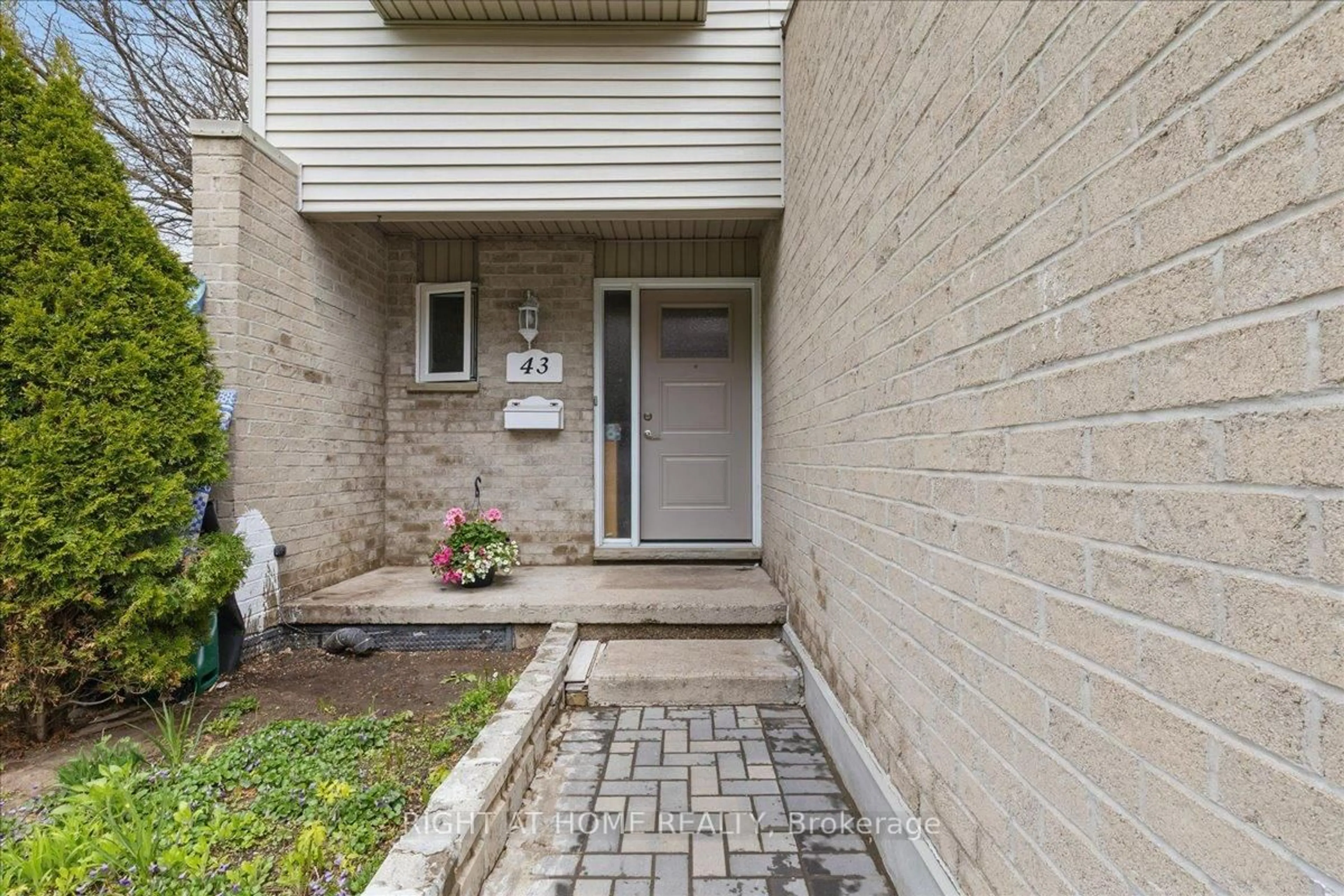 Patio, street for 20 Paulander Dr #43, Kitchener Ontario N2M 5L3