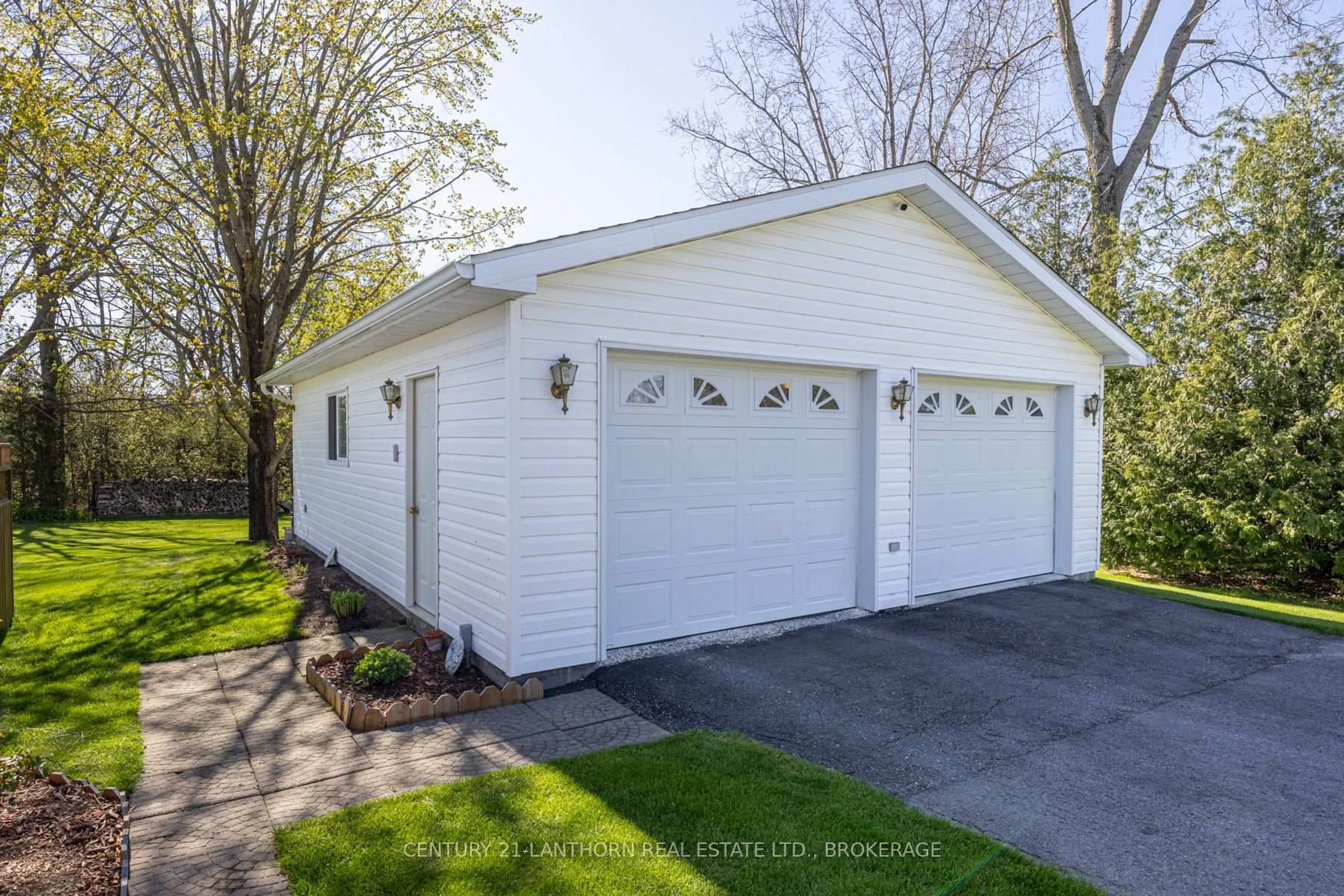 Indoor garage for 1066 COUNTY ROAD #9 Rd, Greater Napanee Ontario K7R 0E4