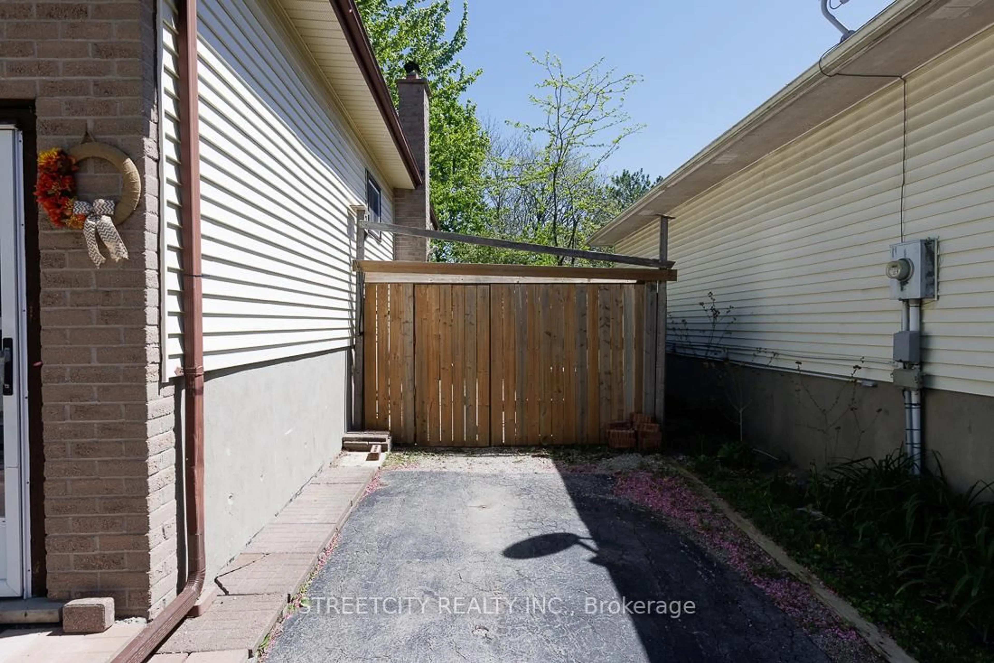 Patio, street for 112 ARDSLEY Cres, London North Ontario N6G 3W7