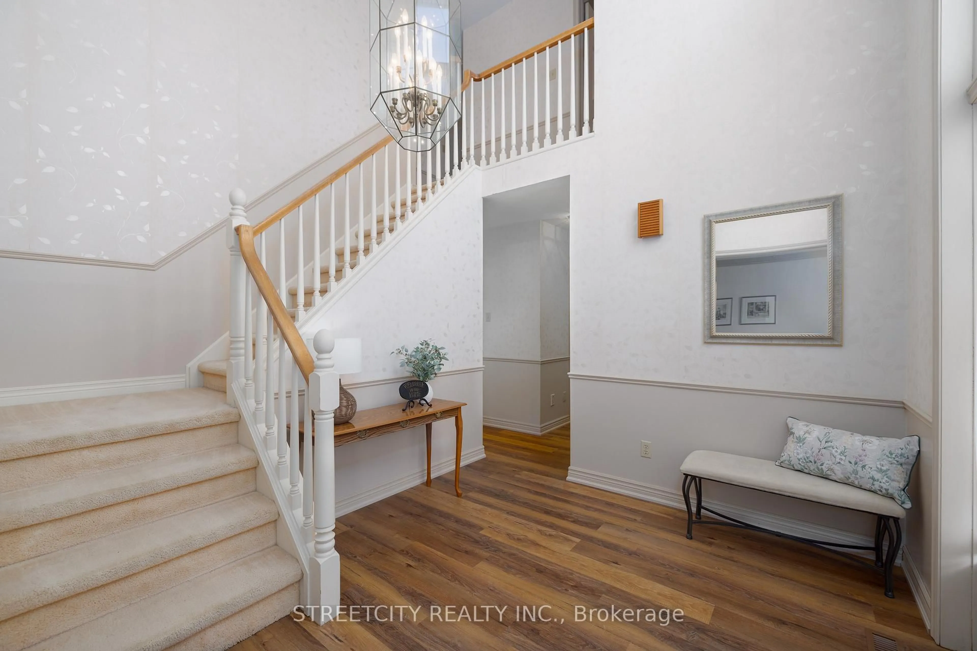 Indoor entryway for 1537 Hillside Dr, London North Ontario N6G 4M5