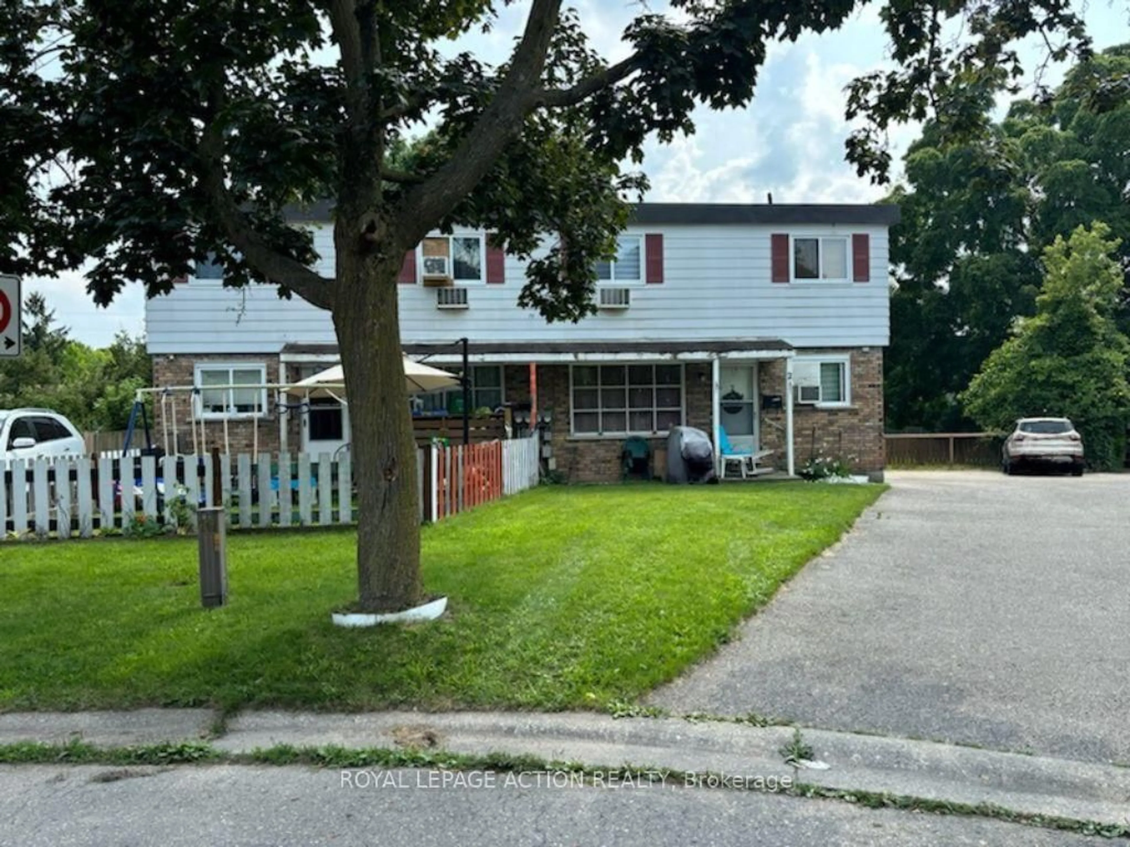 A pic from outside/outdoor area/front of a property/back of a property/a pic from drone, street for 19 Brenda Crt, Brantford Ontario N3R 2L8