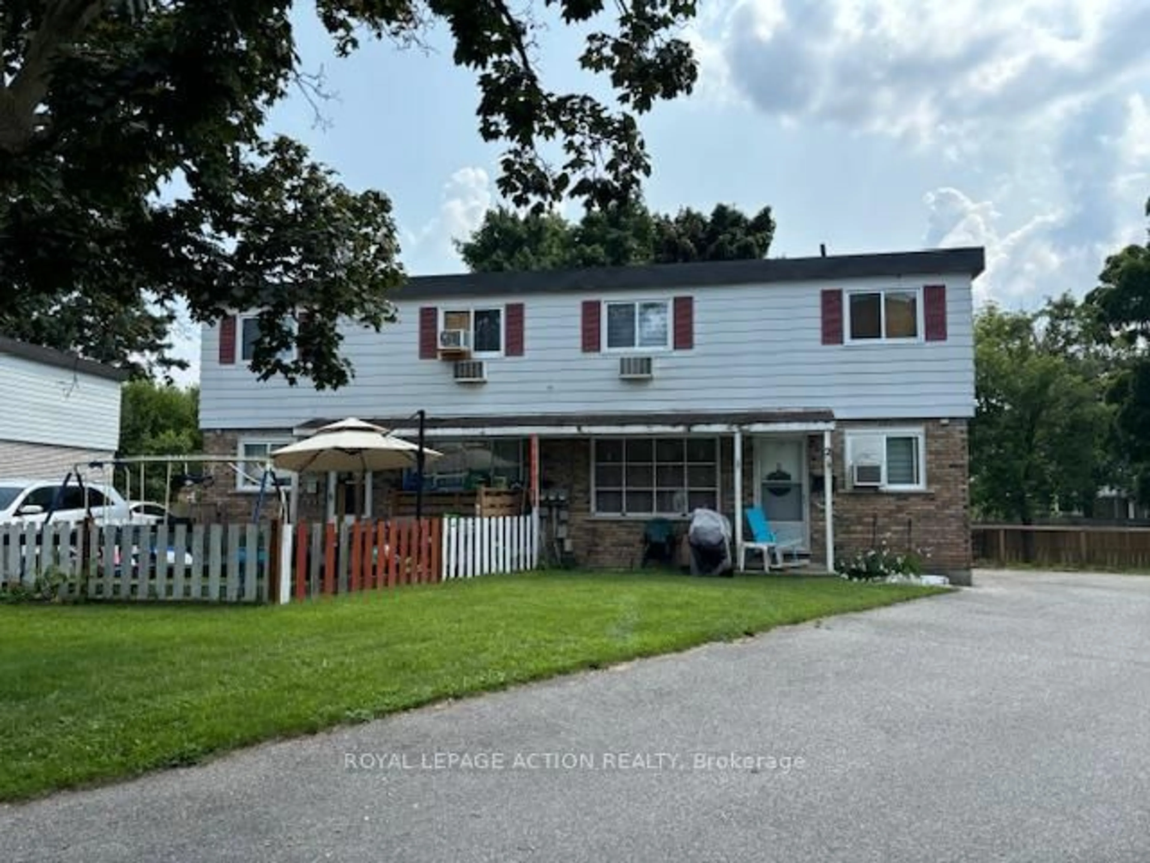 A pic from outside/outdoor area/front of a property/back of a property/a pic from drone, street for 19 Brenda Crt, Brantford Ontario N3R 2L8