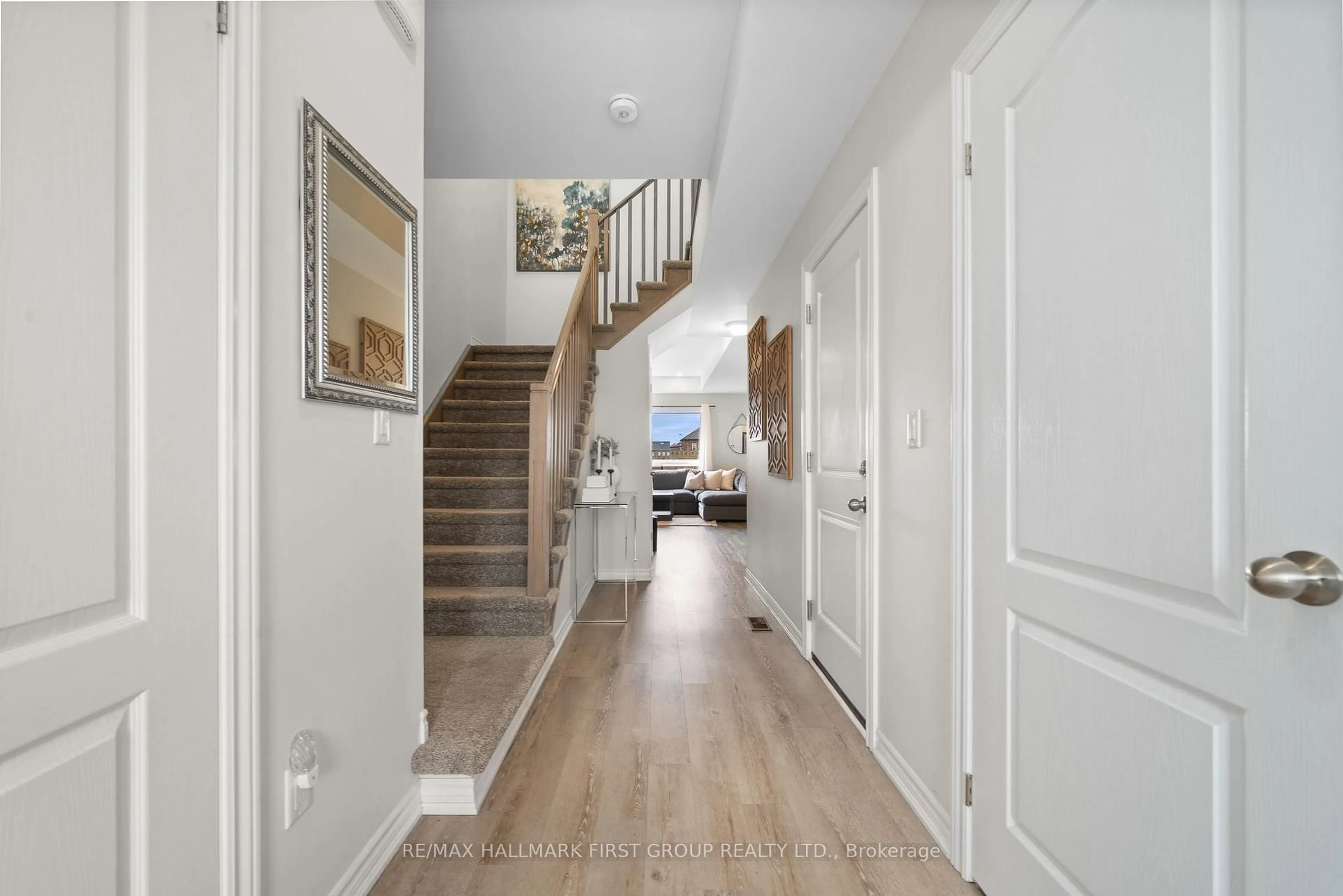 Indoor entryway for 16 Tolman St, Brighton Ontario K0K 1H0